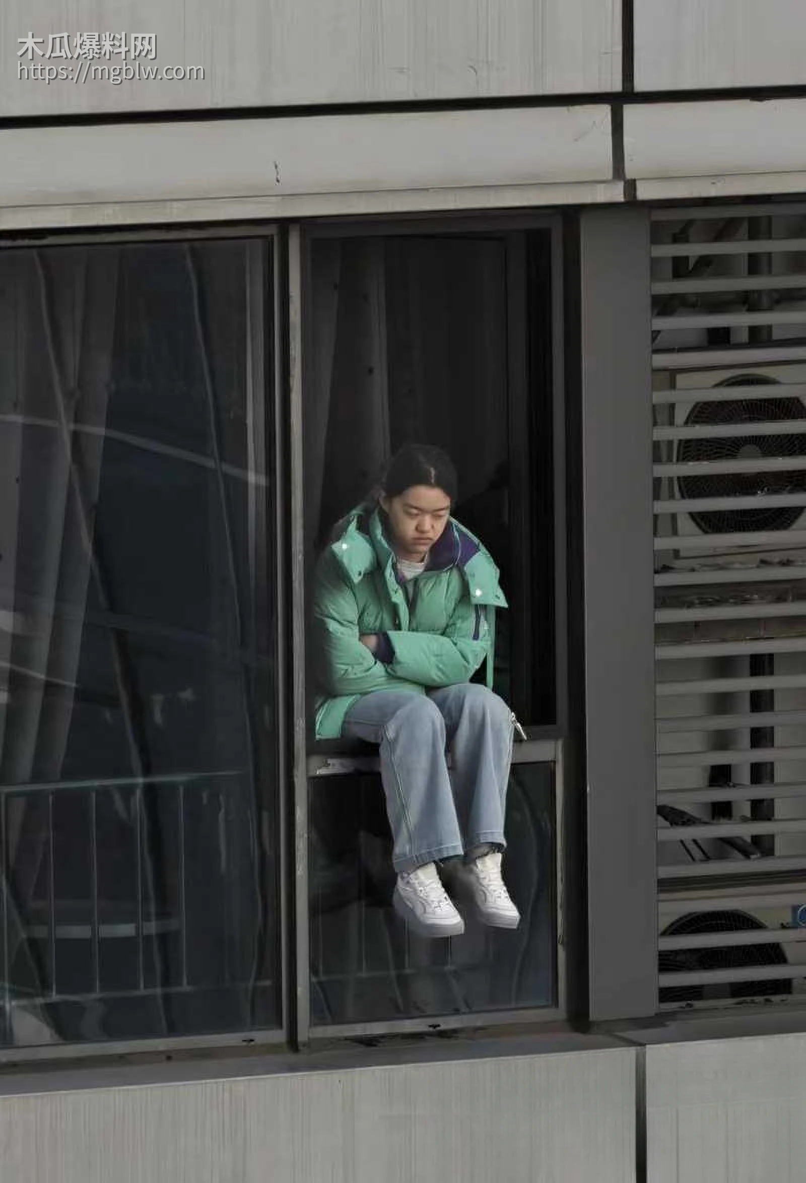 石家庄万象城少女跳楼自杀视频流出 4 拷贝