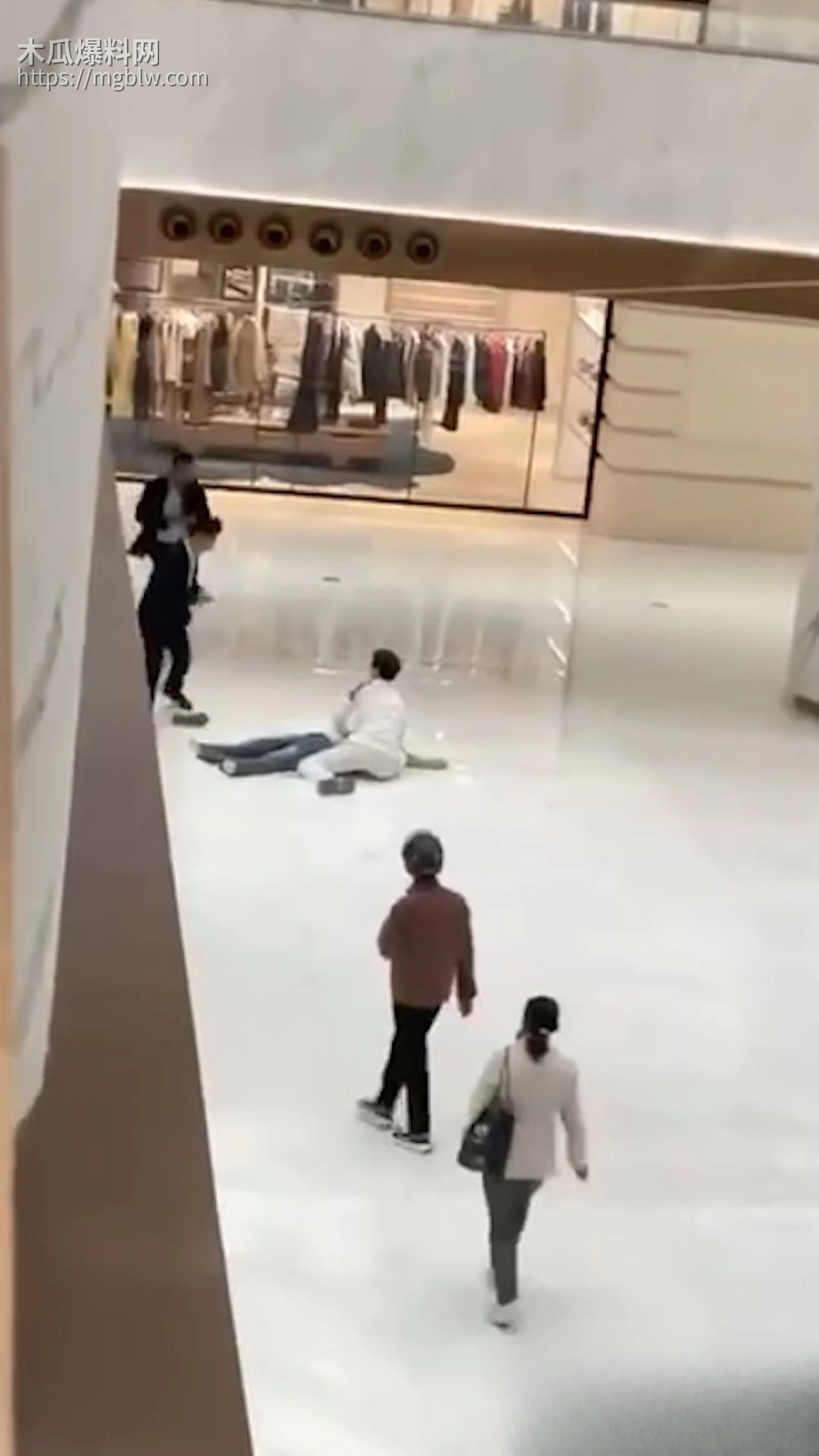 合肥银泰中心女孩坠楼事件 1