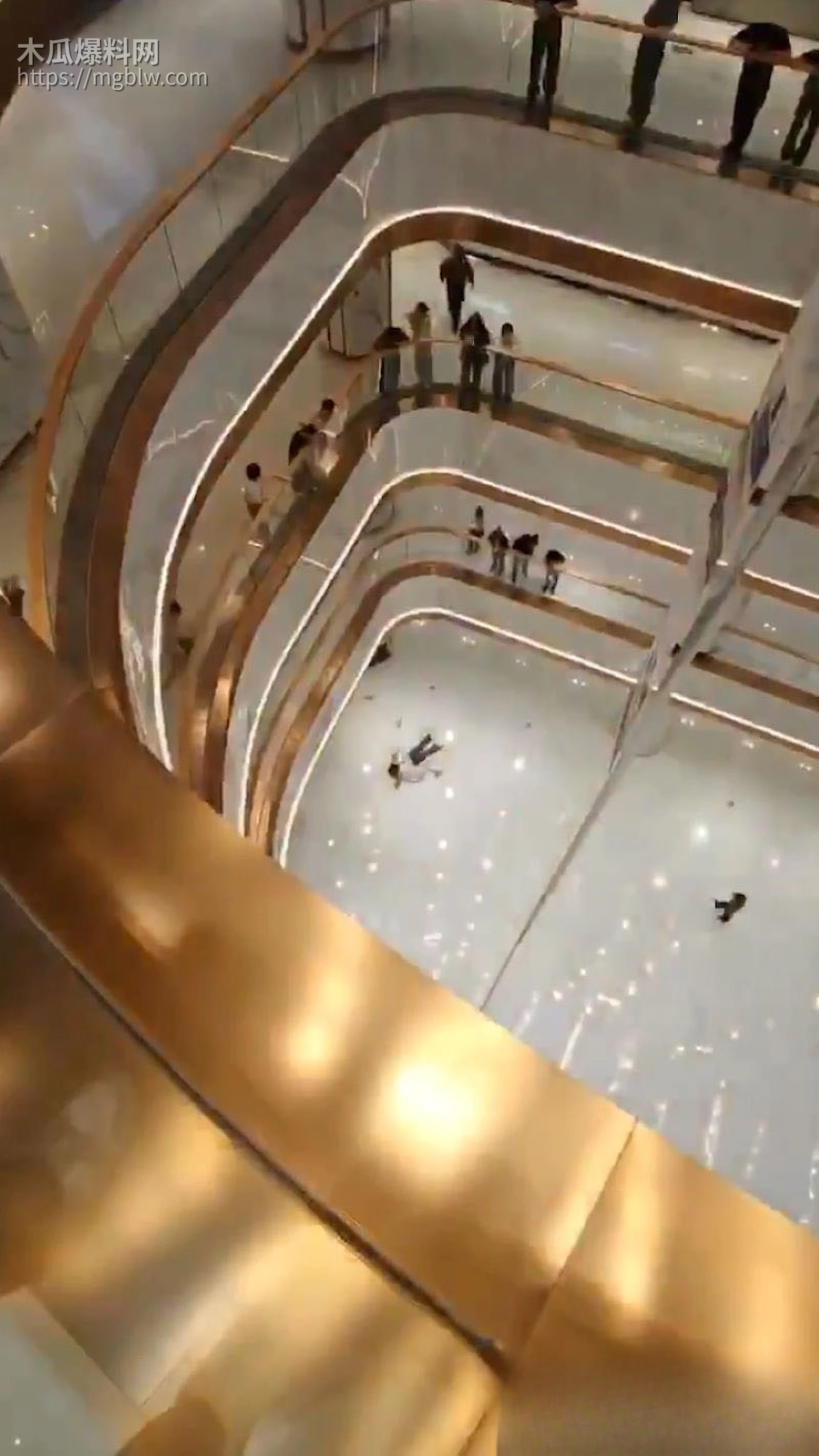 合肥银泰中心女孩坠楼事件 3