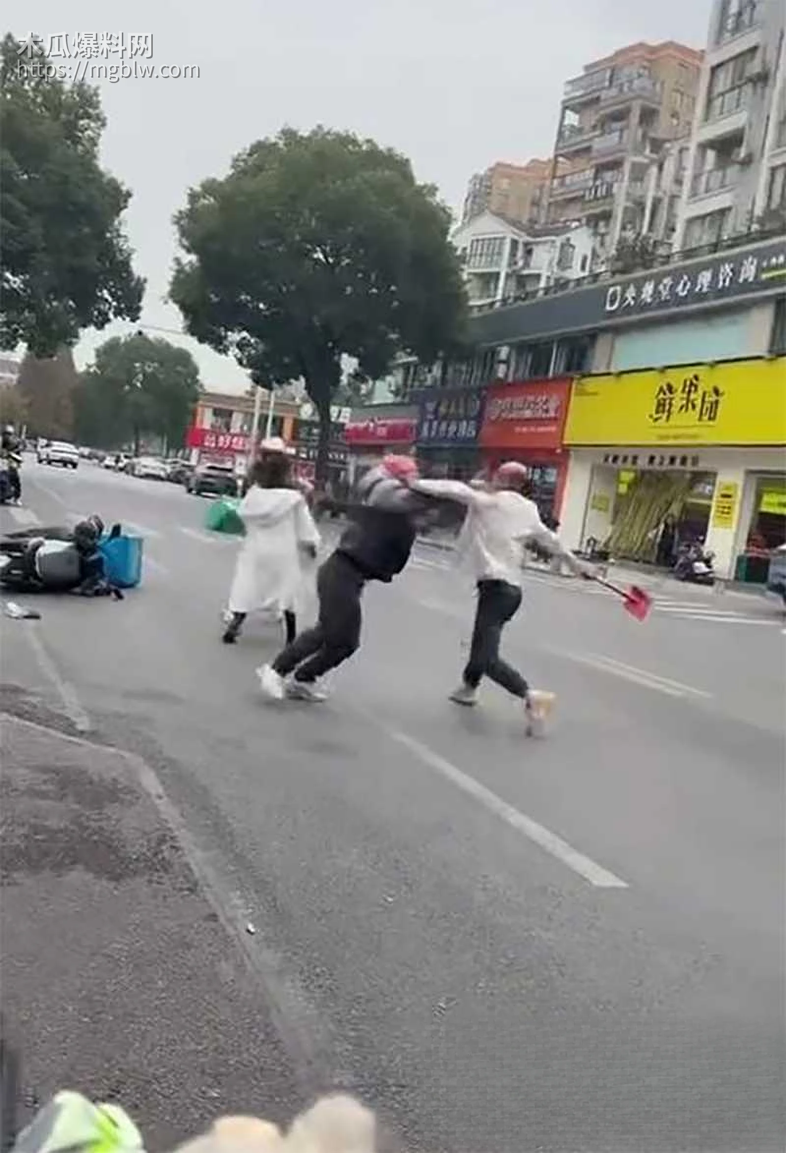 武汉外卖员骑手 反杀商家视频流出 1 拷贝