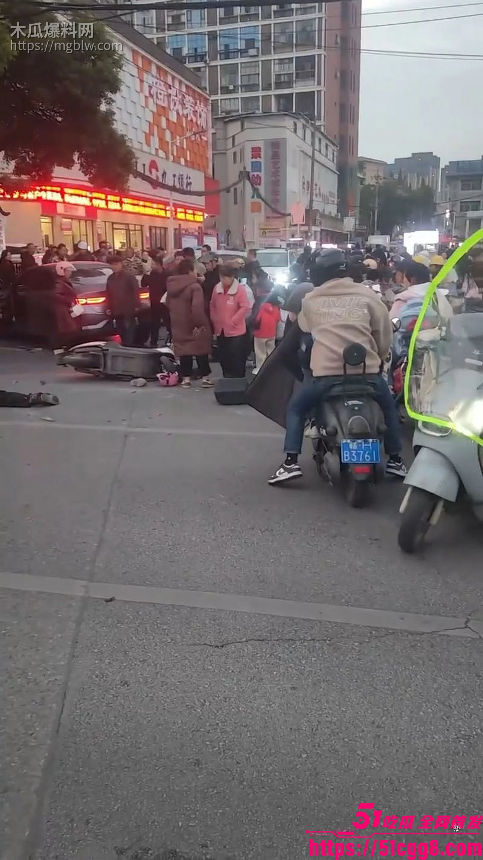 江西景德镇豪德贸易广场发生严重车祸 4