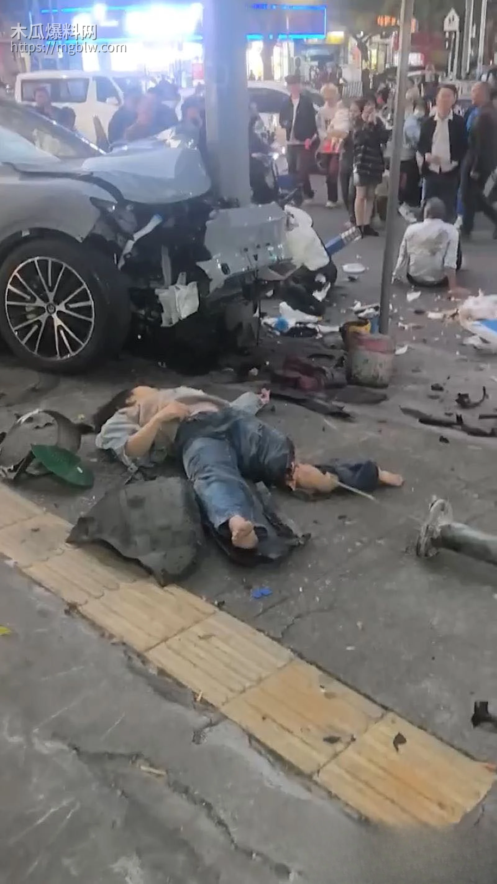 广州花都灰色零跑冲人行道撞人 3