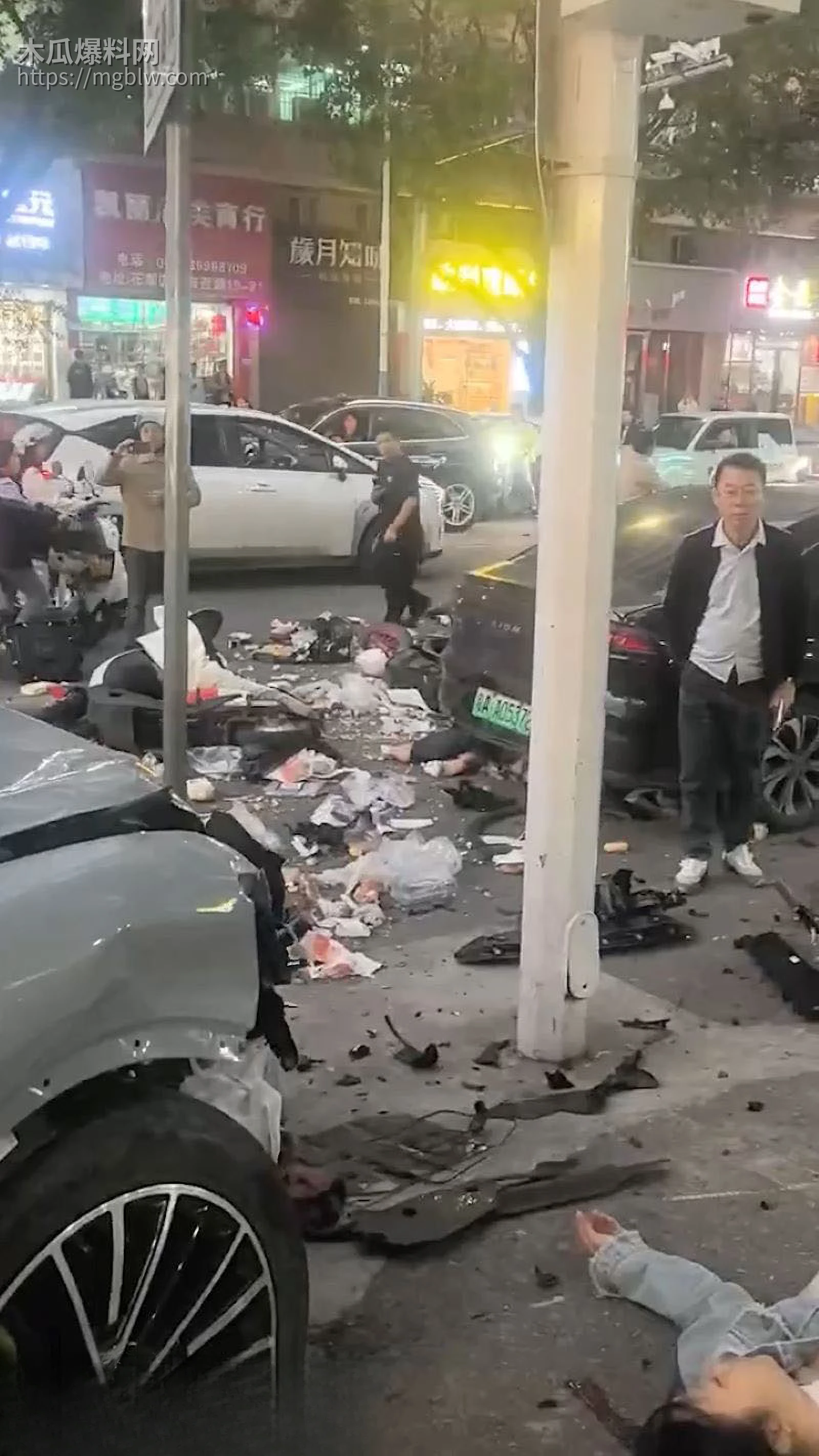 广州花都灰色零跑冲人行道撞人 4