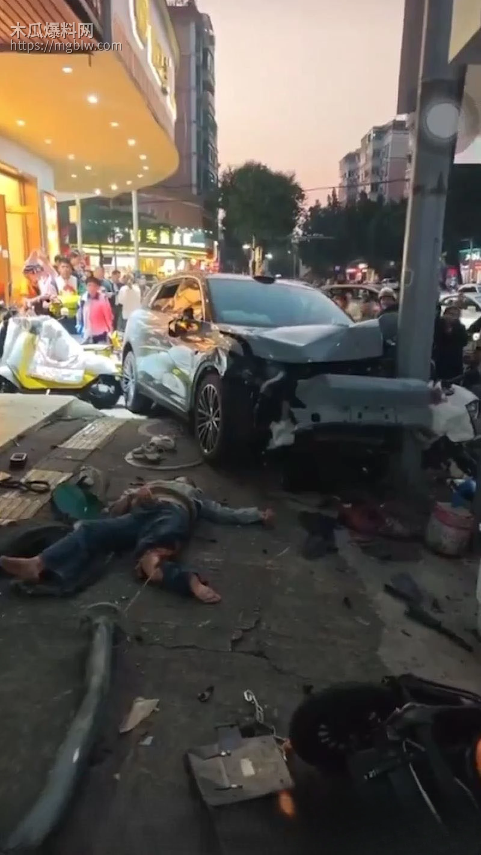 广州花都灰色零跑冲人行道撞人 5