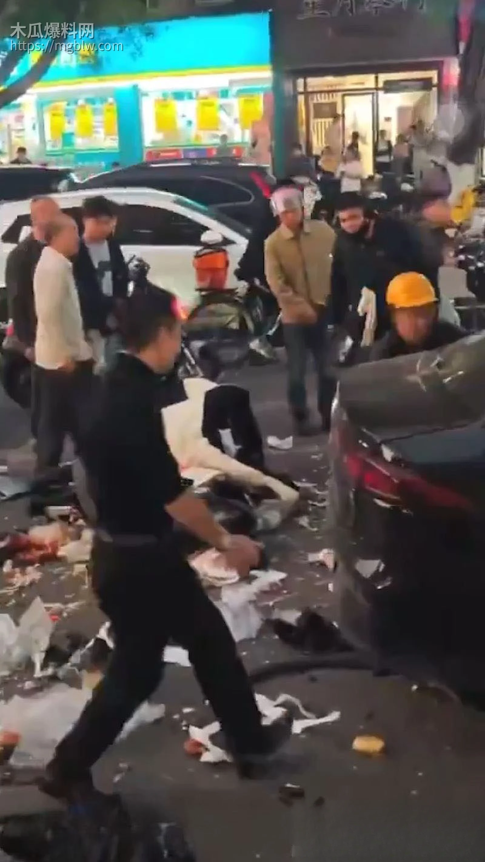 广州花都灰色零跑冲人行道撞人 6