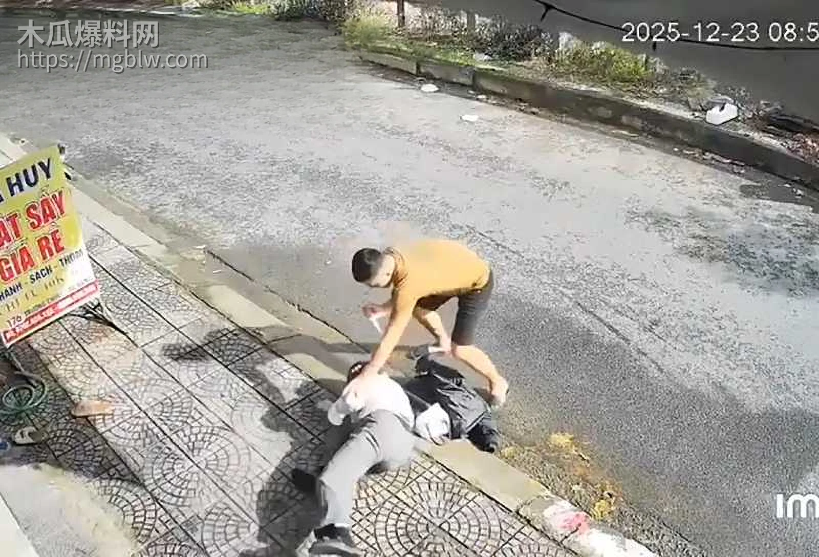 越南当街捅人视频流出 2 拷贝