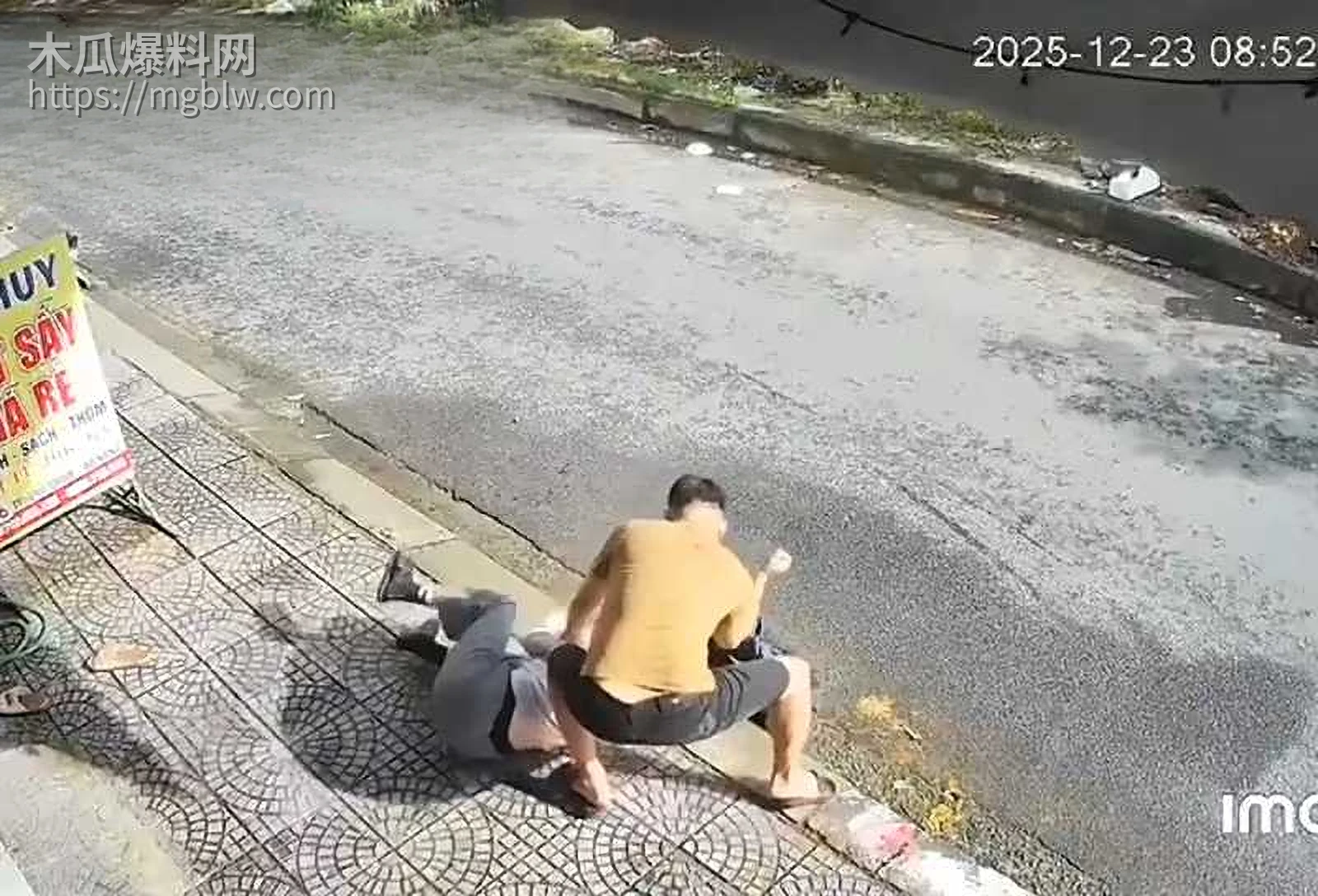 越南当街捅人视频流出 4 拷贝