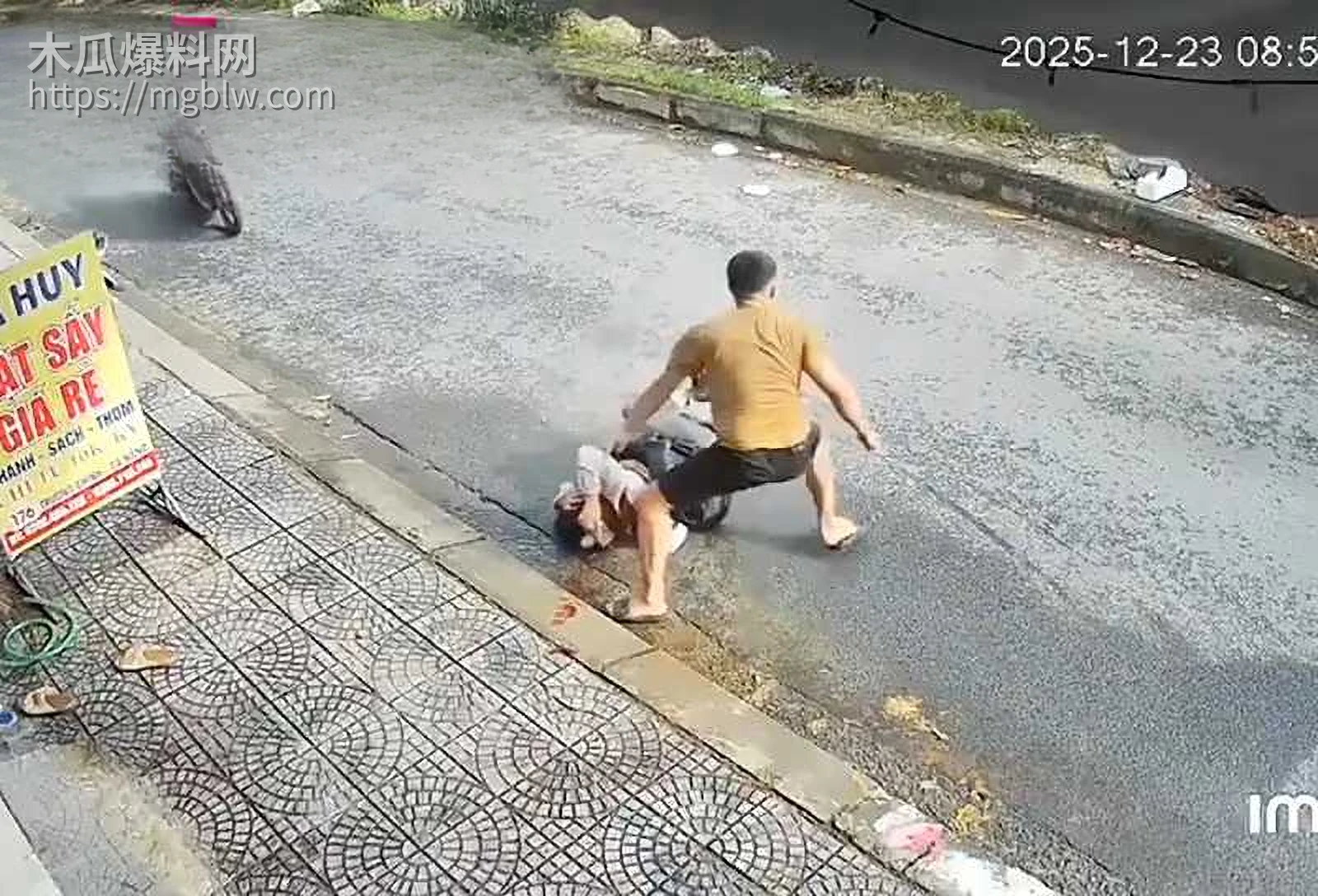 越南当街捅人视频流出 5 拷贝