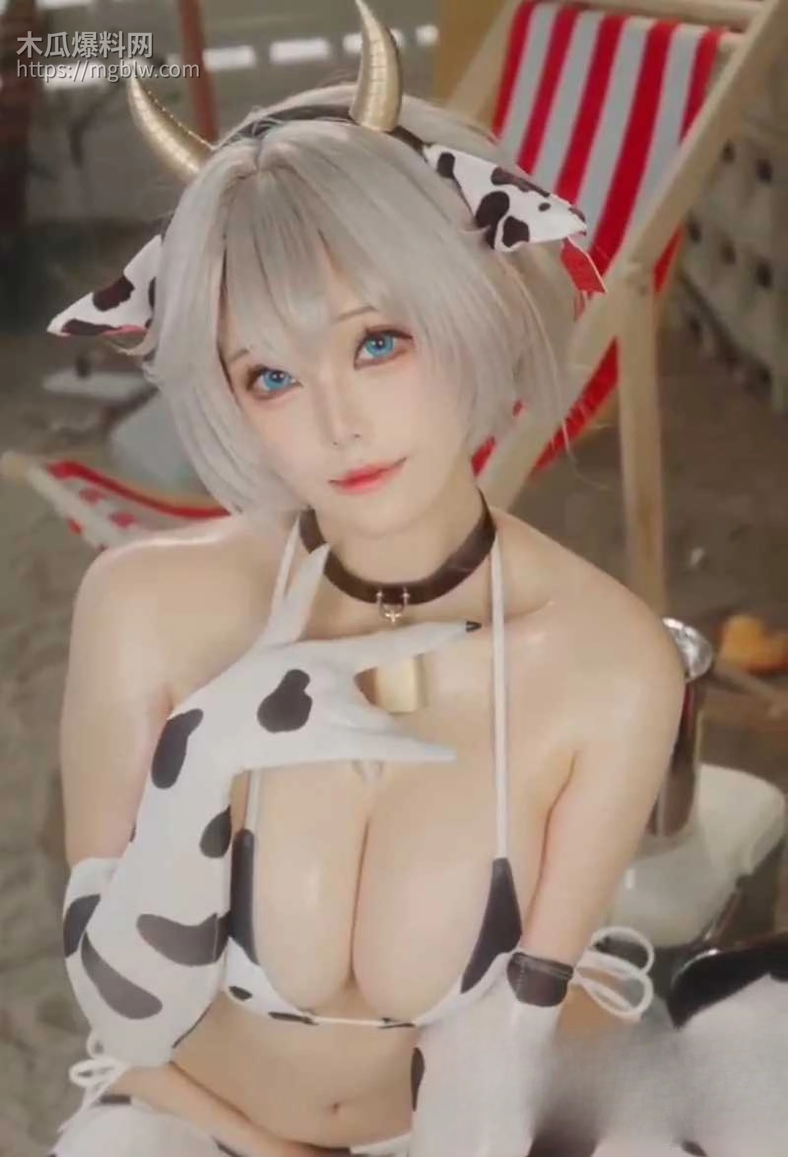 推特极品巨乳女神蜜汁猫裘奶牛比基尼诱惑写真视图流出4拷贝