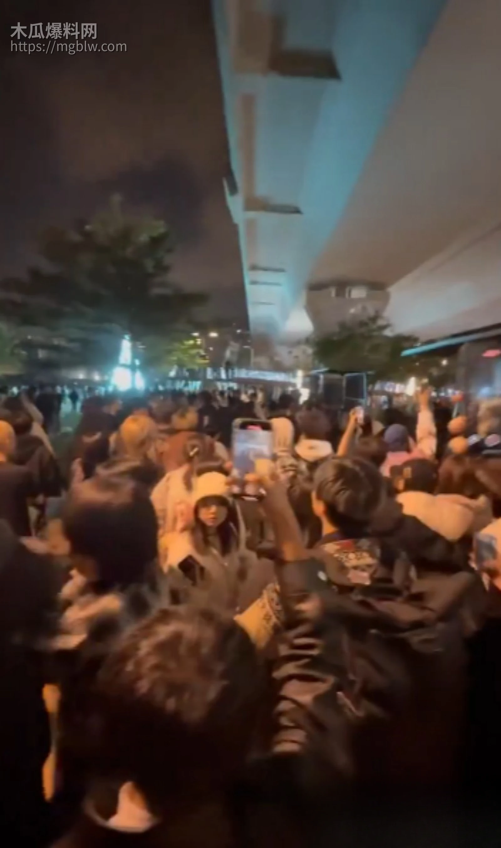 香港地铁口精神小妹霸凌事件03