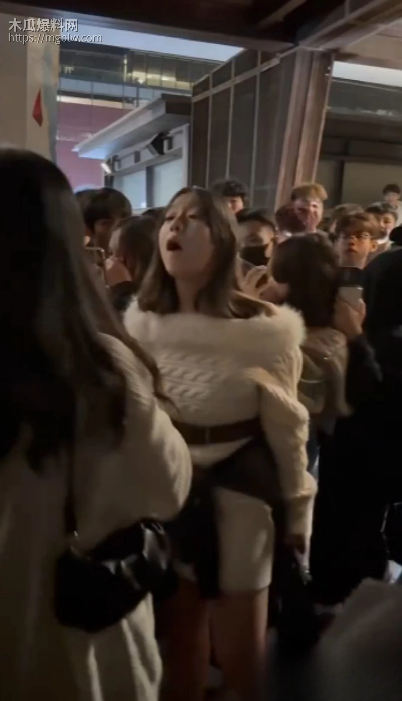 香港地铁口精神小妹霸凌事件05