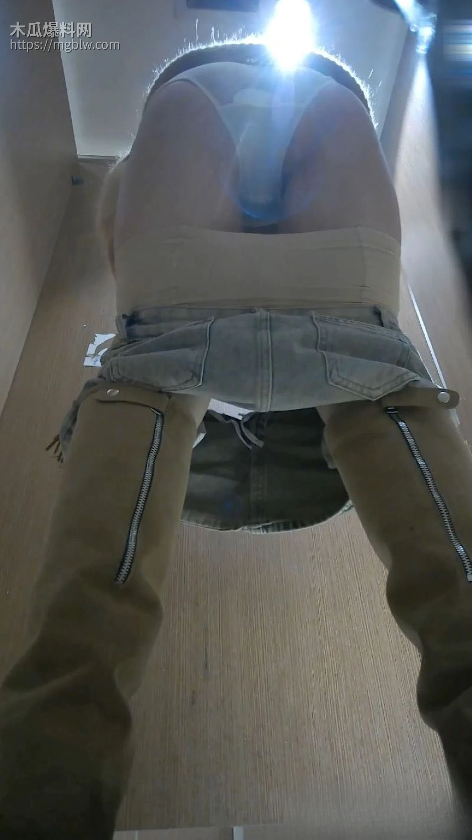 独家偷拍KTV女厕全景 6