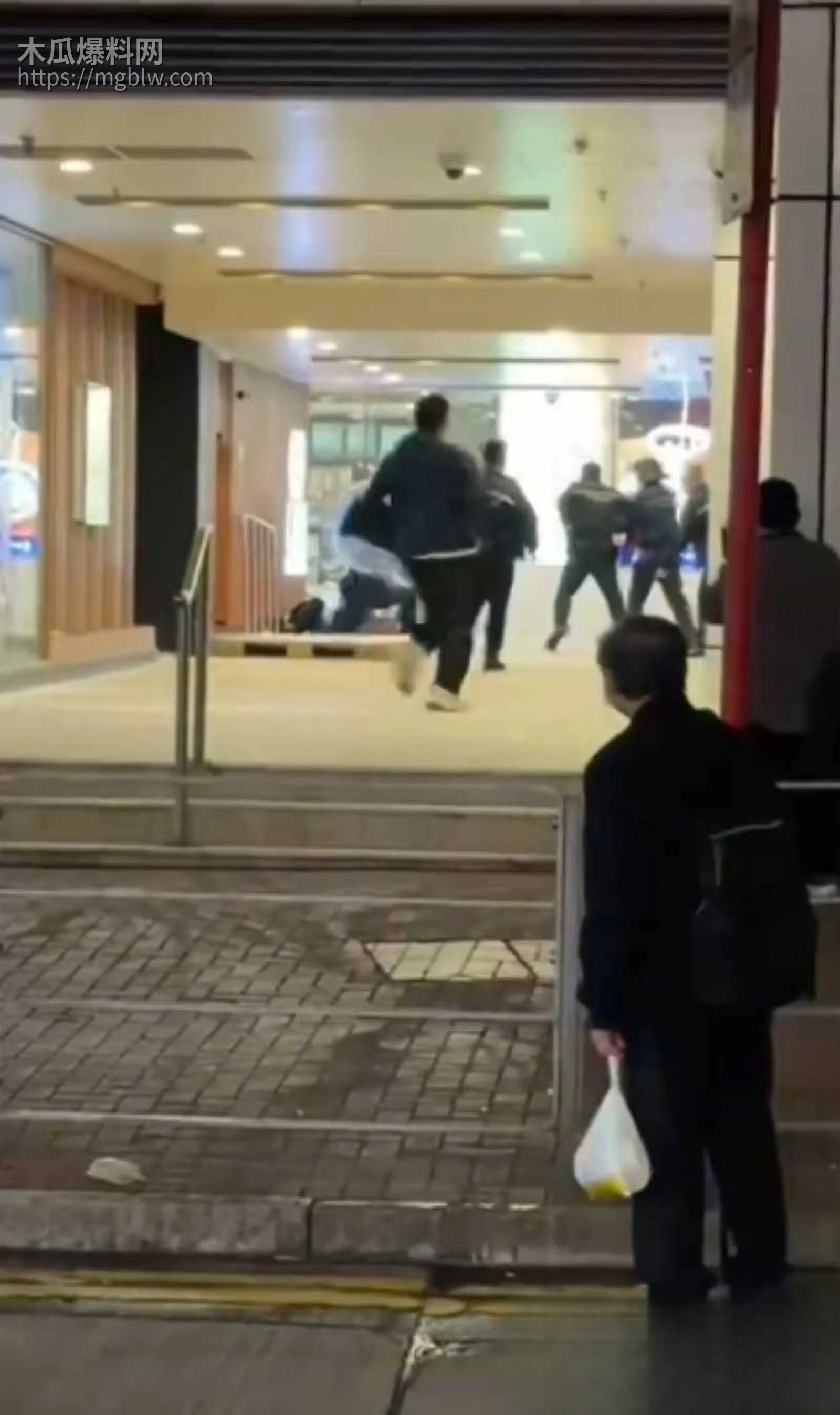 香港屯门市广场持刀伤人事件02