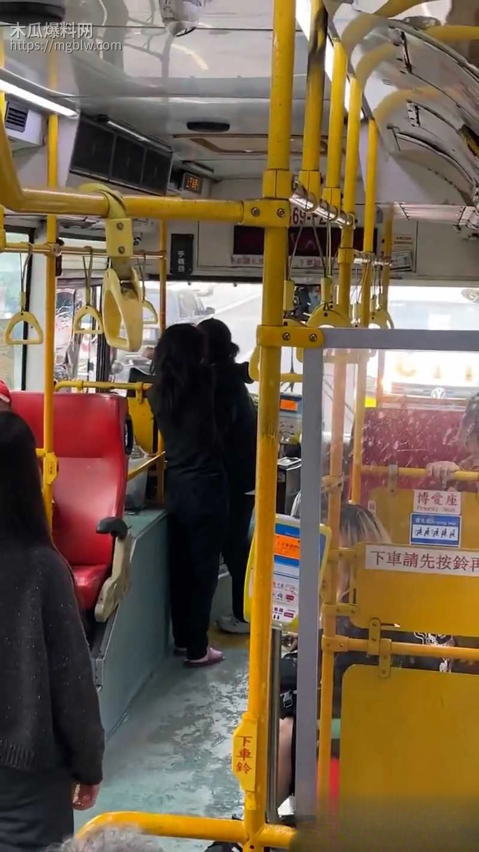 女子持刀威胁公交司机01