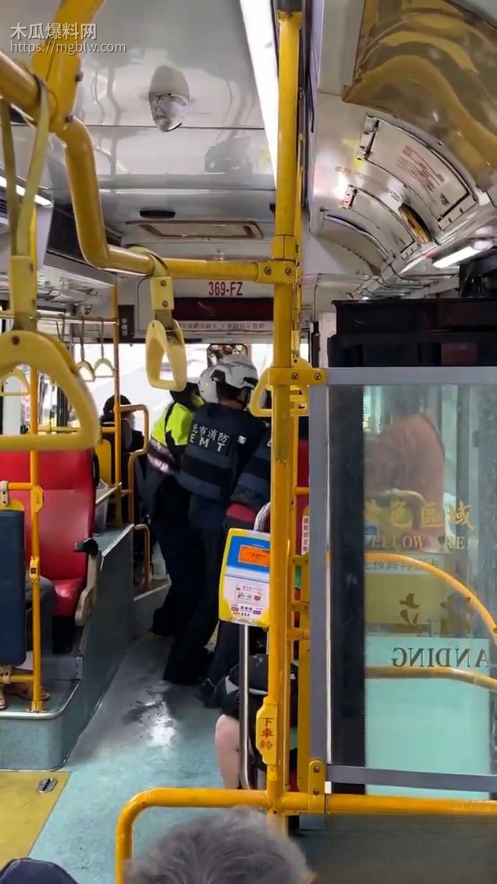 女子持刀威胁公交司机04