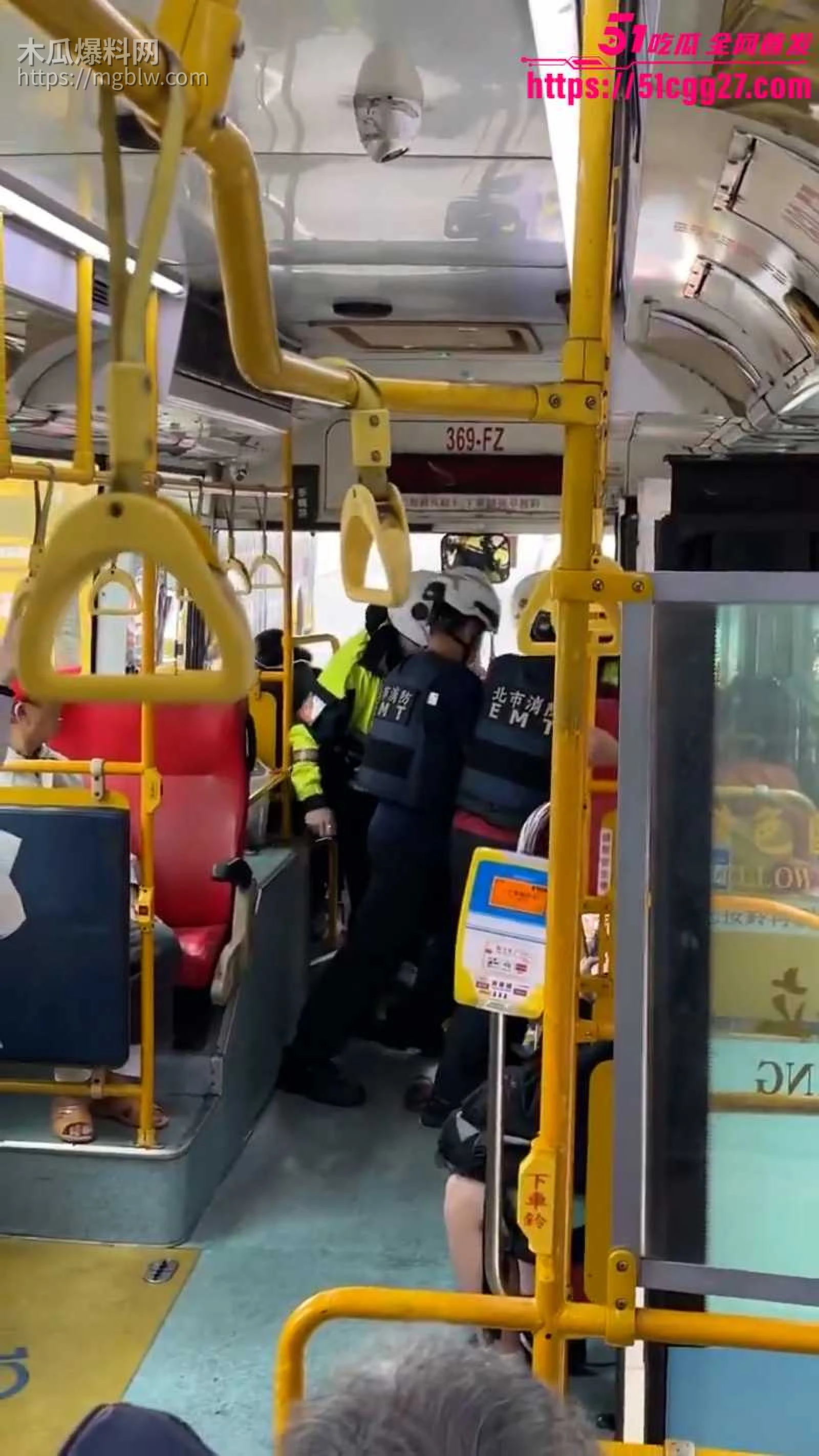 女子持刀威胁公交司机05