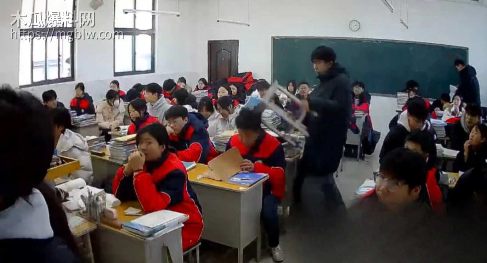 河南巩义京师杜甫公学打人事件06