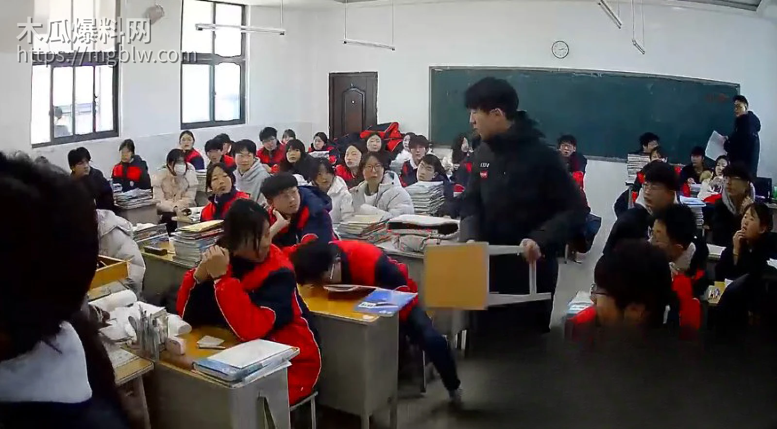 河南巩义京师杜甫公学打人事件07