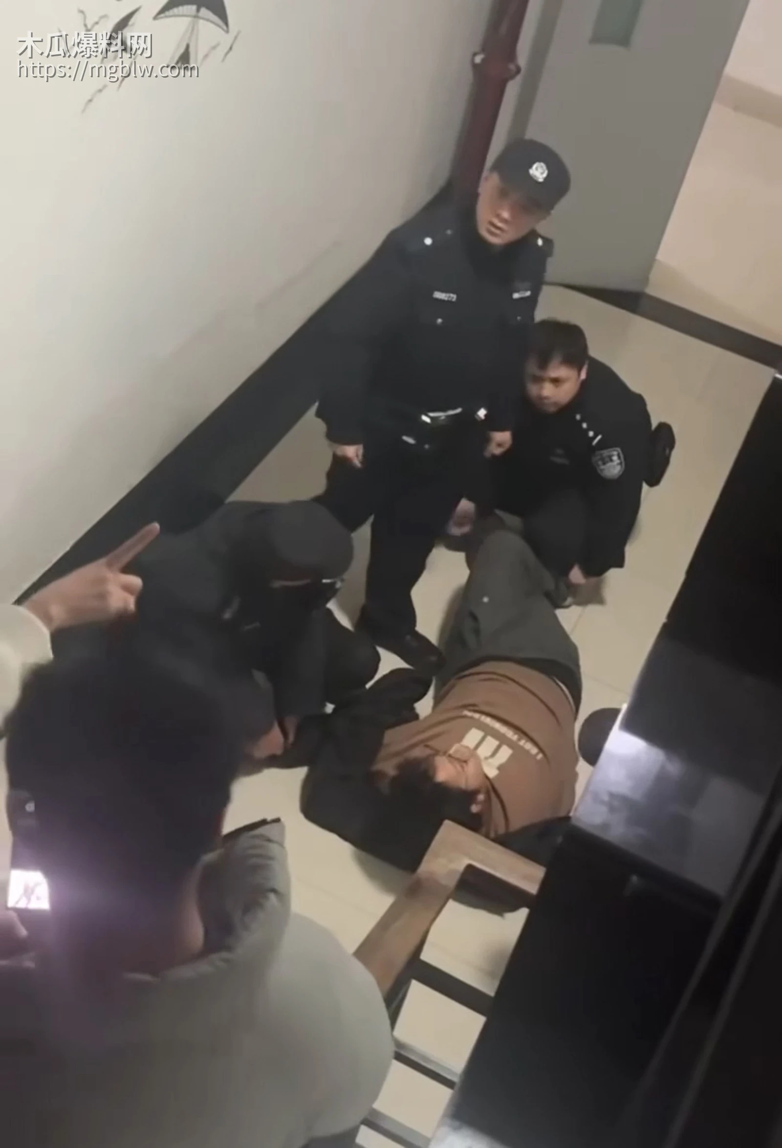 大学生熬夜写二次元小说写疯癫被抬走视频2