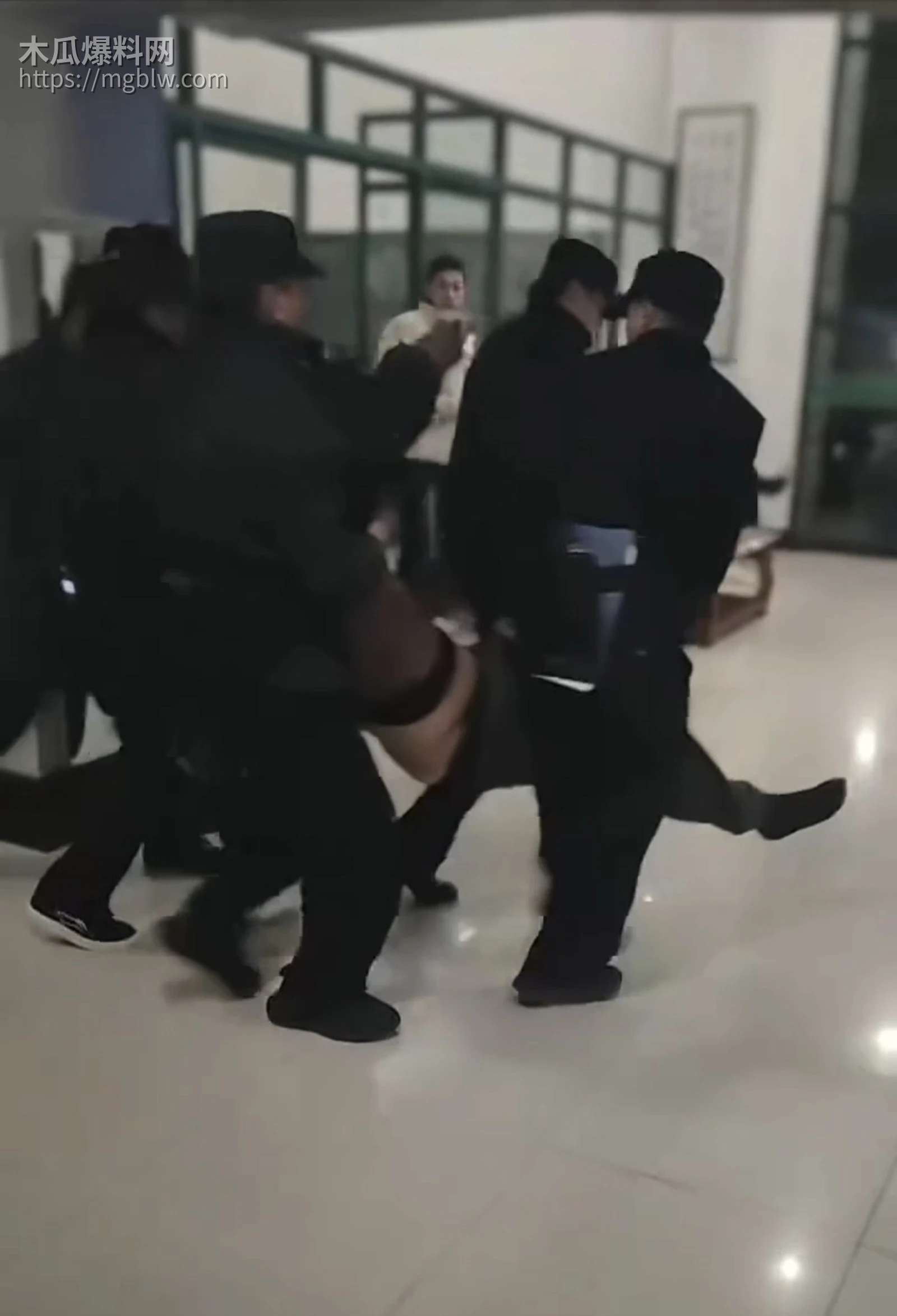 大学生熬夜写二次元小说写疯癫被抬走视频3