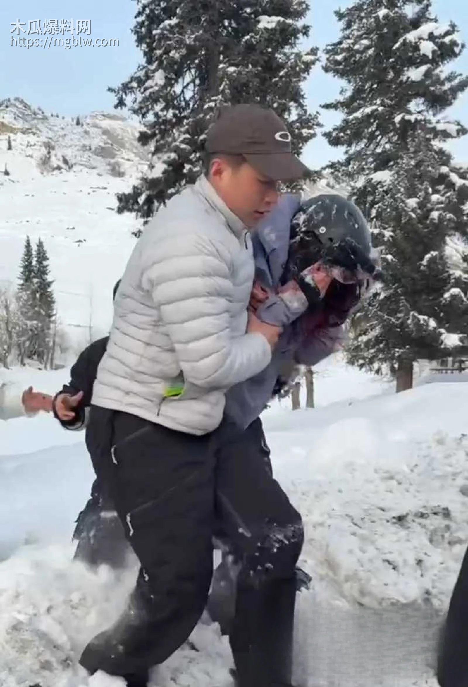 可可托海雪豹咬人视频曝光 2 拷贝