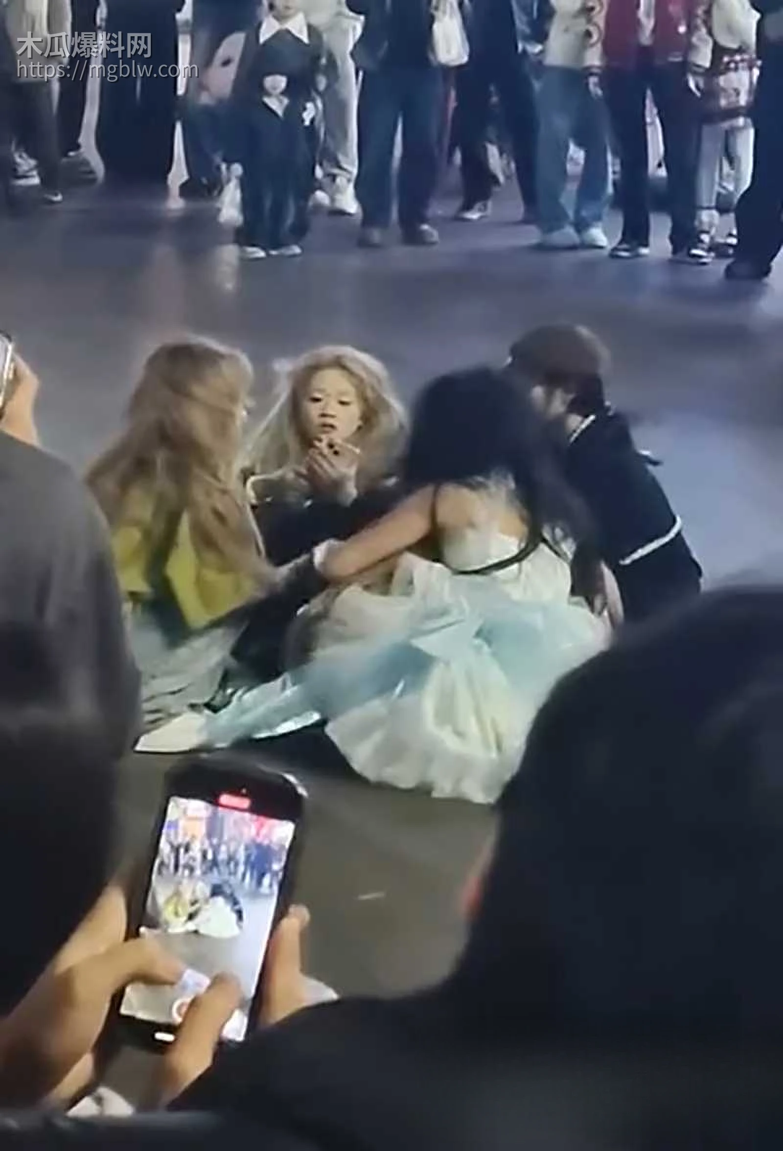 山东普宁广场精神小妹打架视频流出 1 拷贝