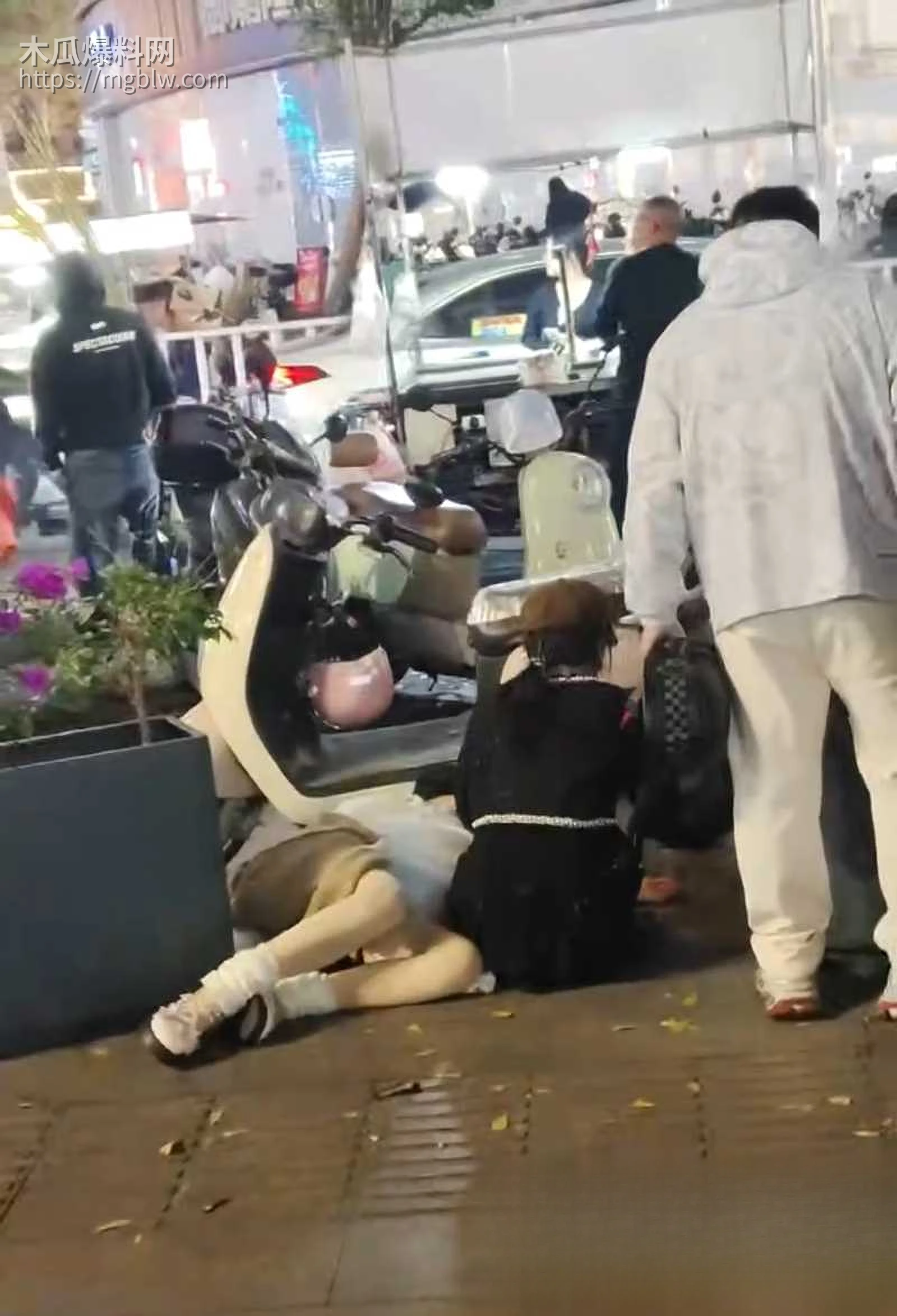 山东普宁广场精神小妹打架视频流出 2 拷贝