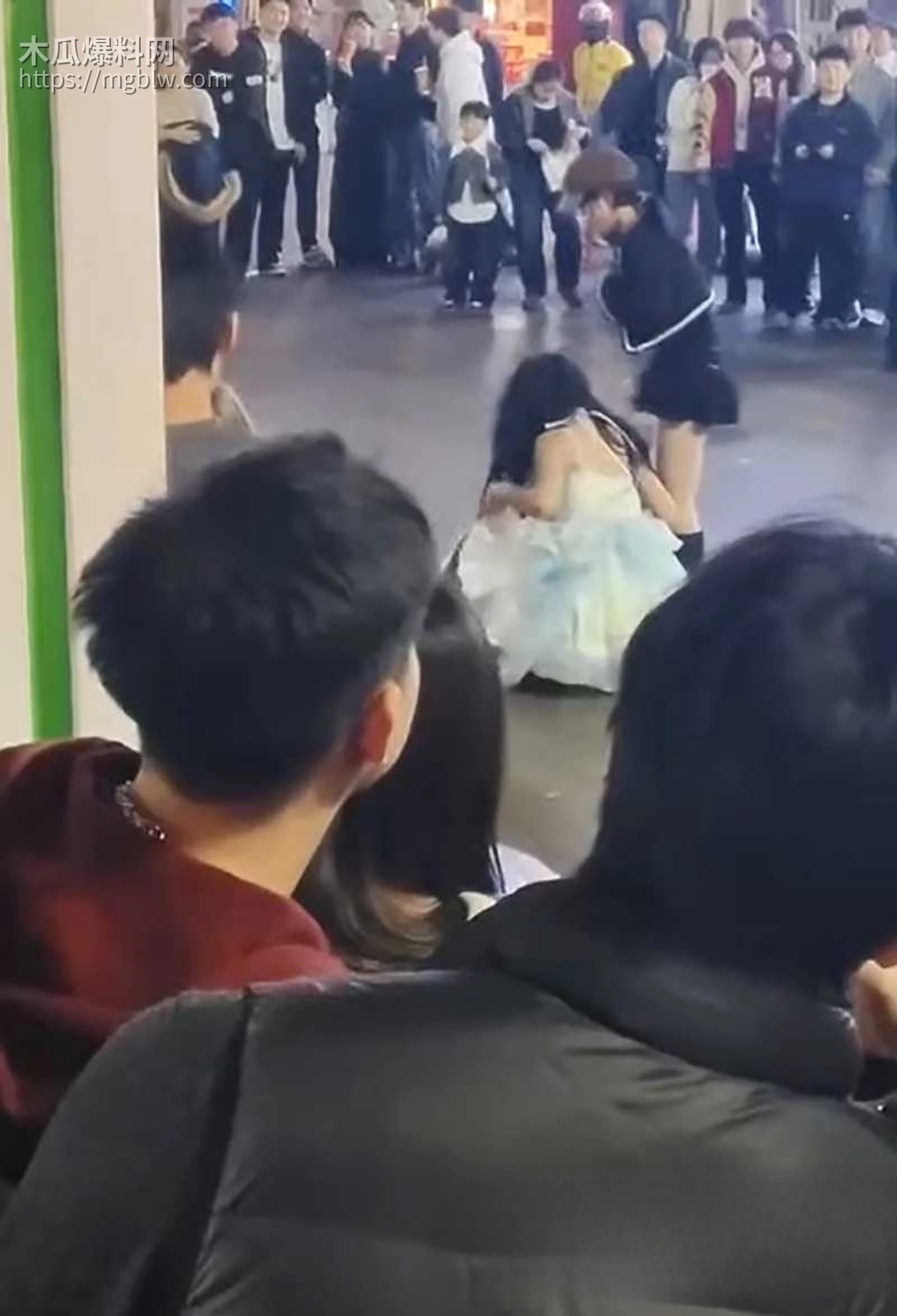 山东普宁广场精神小妹打架视频流出 3 拷贝