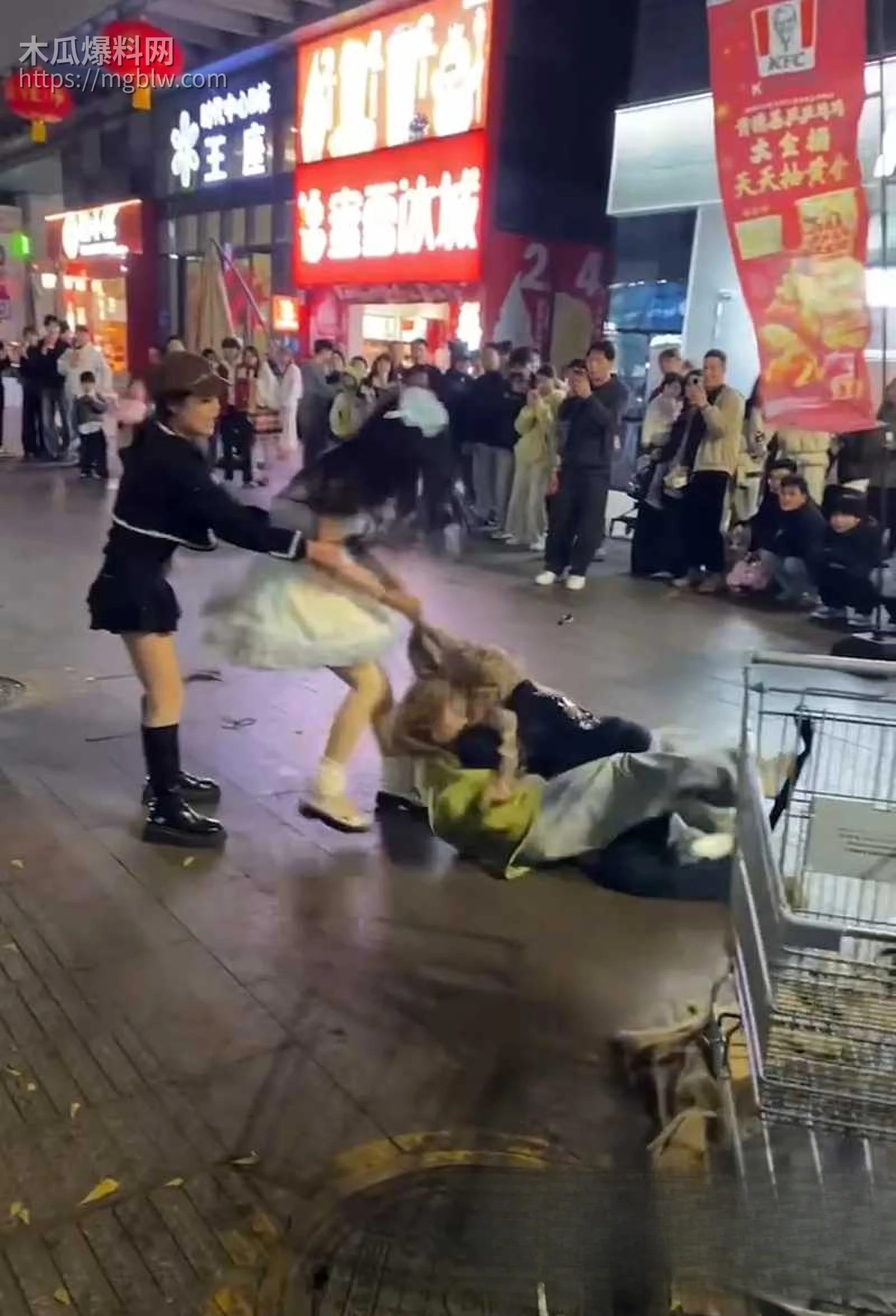 山东普宁广场精神小妹打架视频流出 4 拷贝