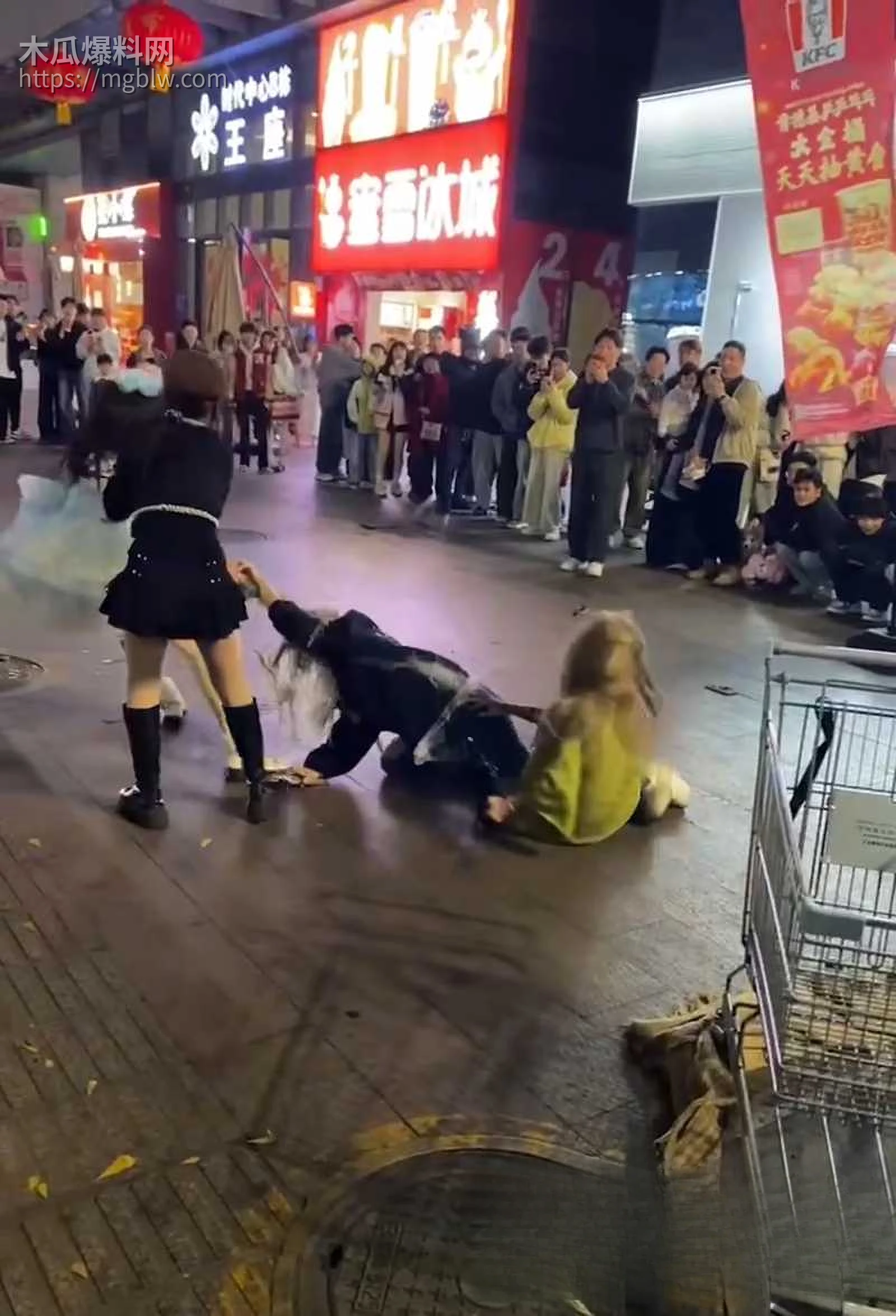 山东普宁广场精神小妹打架视频流出 5 拷贝