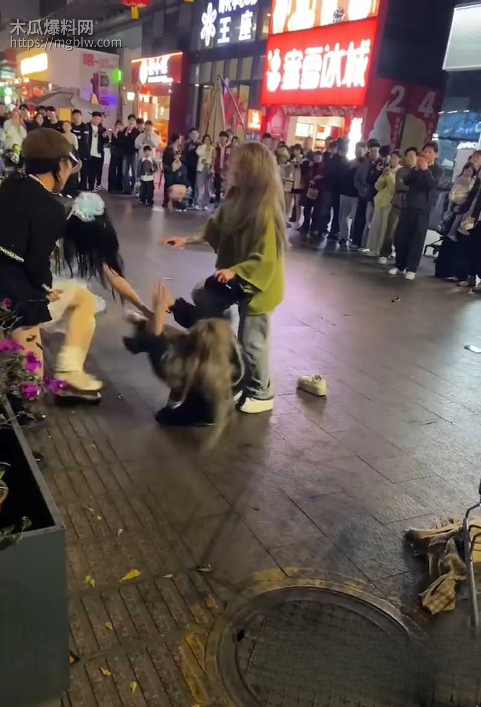 山东普宁广场精神小妹打架视频流出 6 拷贝