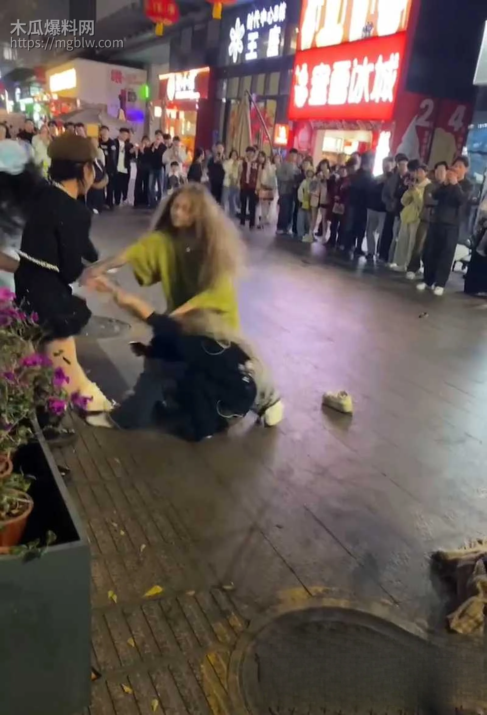 山东普宁广场精神小妹打架视频流出 7 拷贝