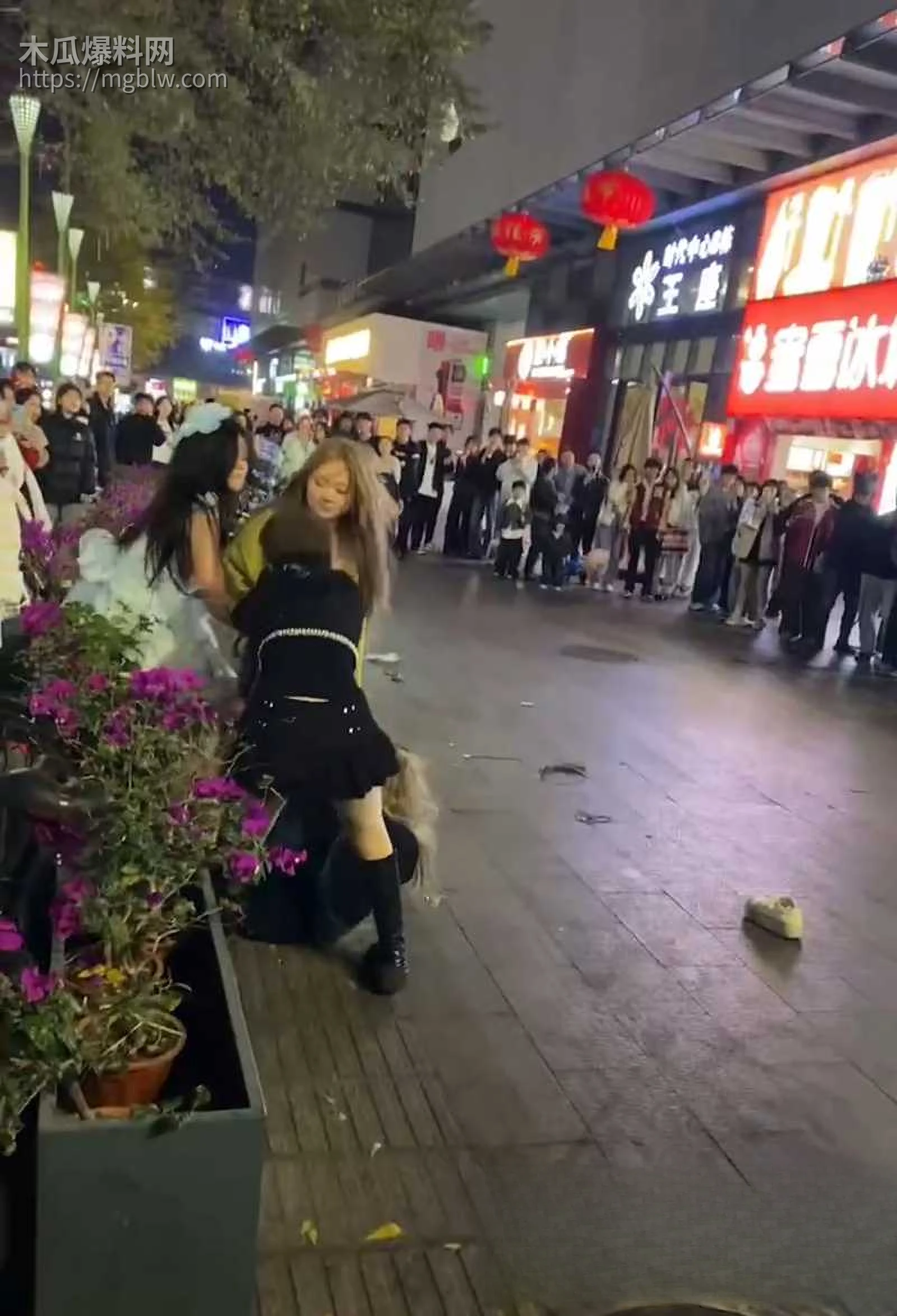 山东普宁广场精神小妹打架视频流出 8 拷贝