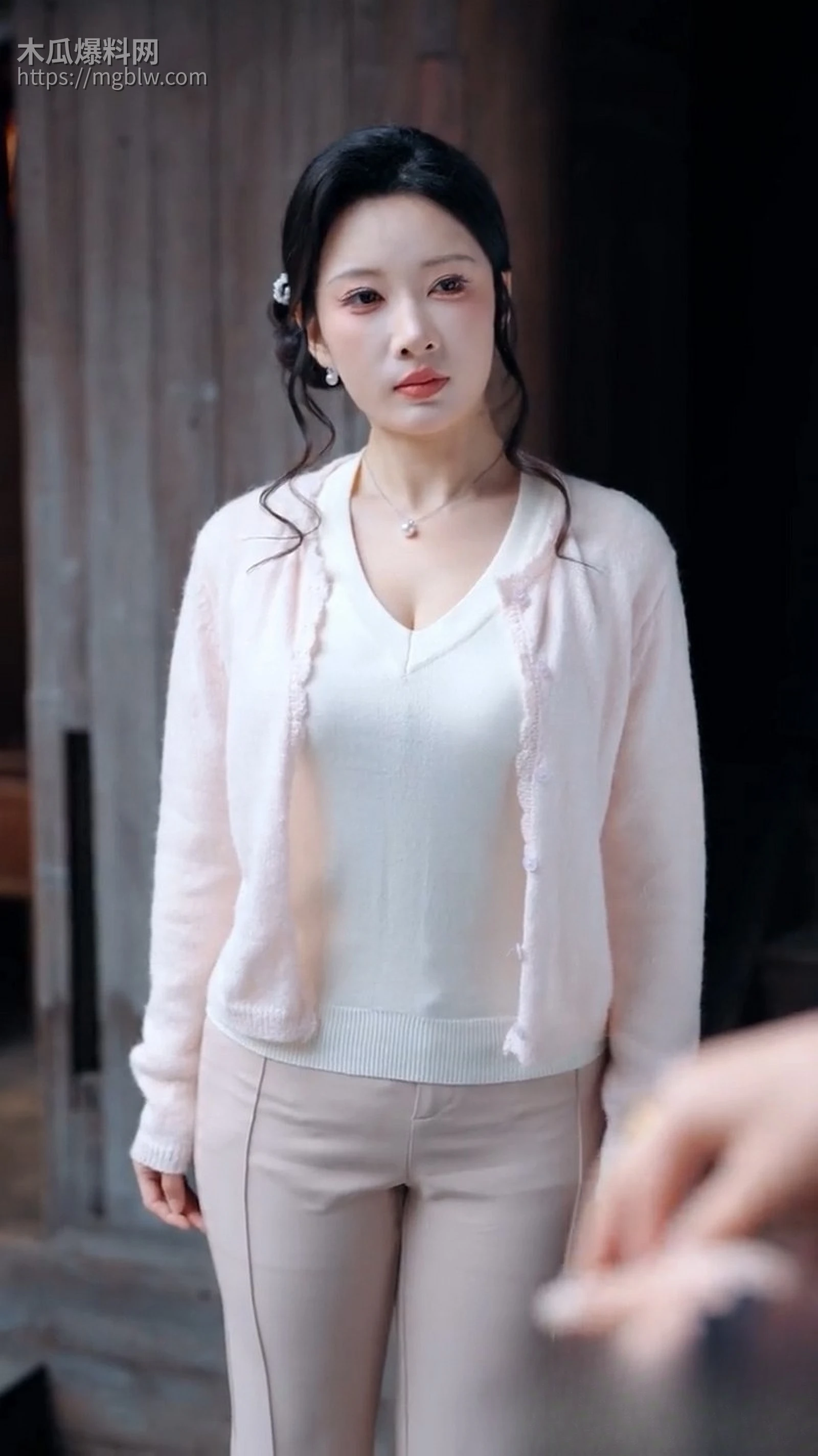 擦边短剧全村都说我老婆太迷人全集 4