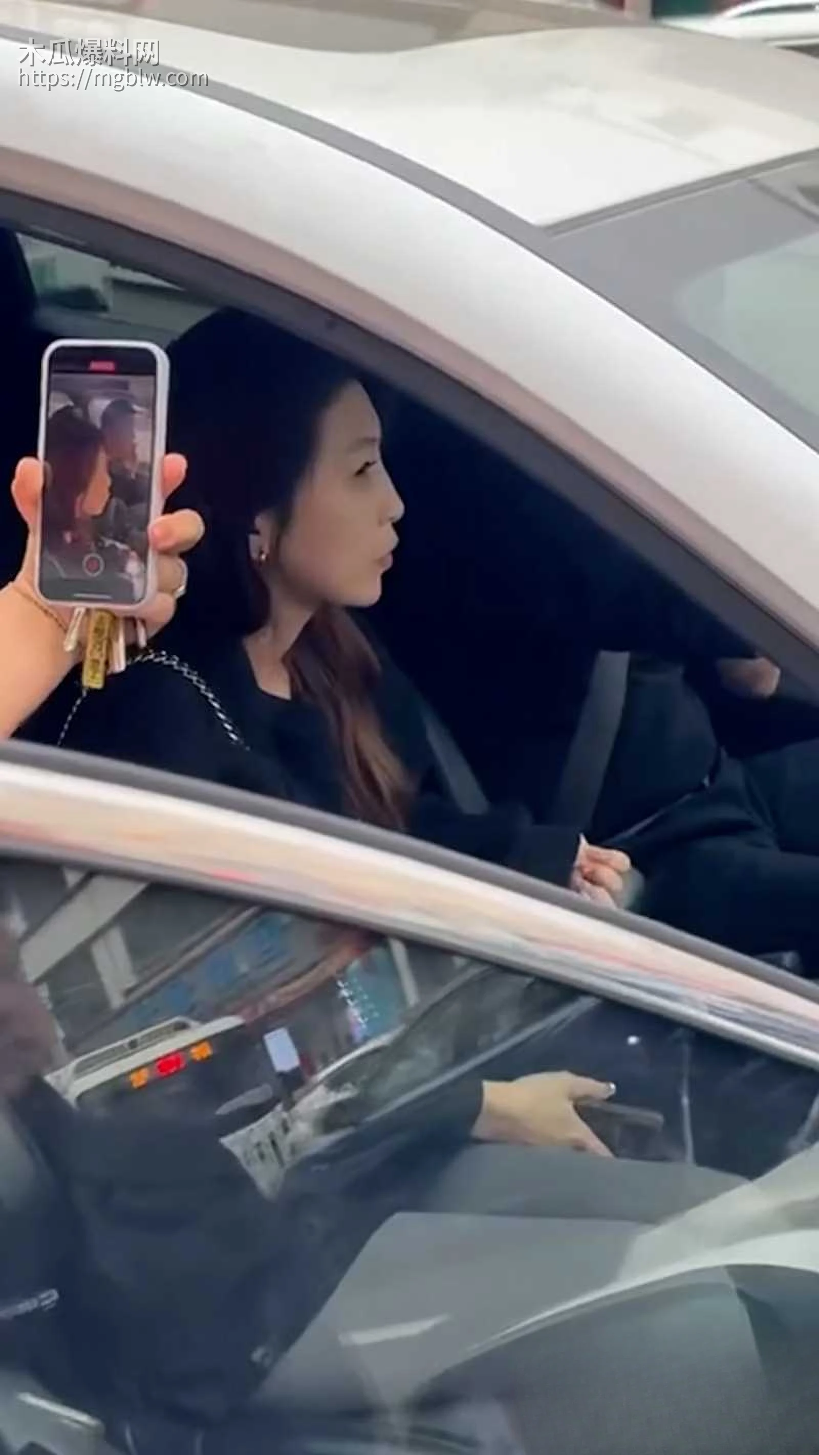 母女联手抓小三 街头堵车  1