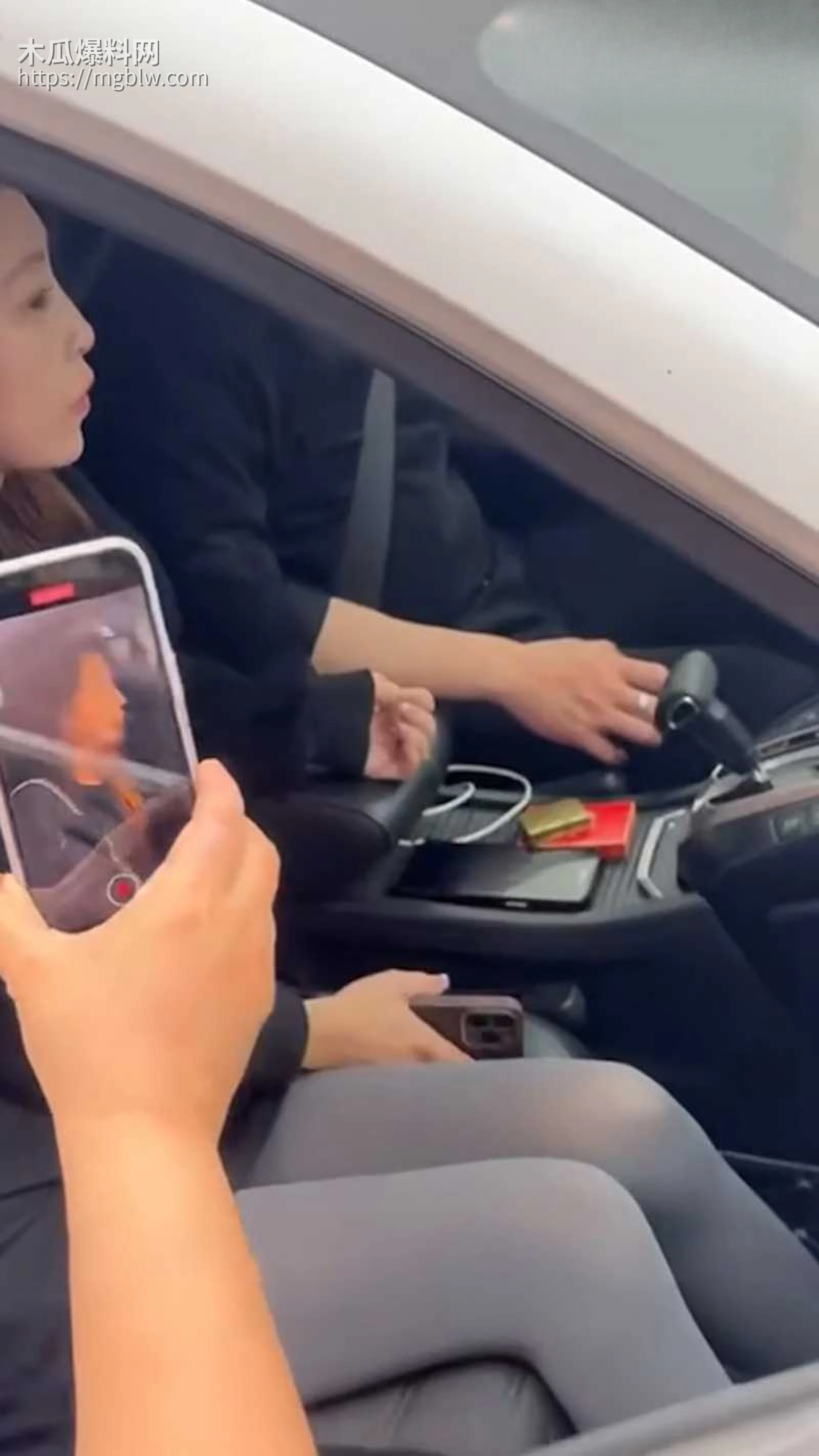 母女联手抓小三 街头堵车  2