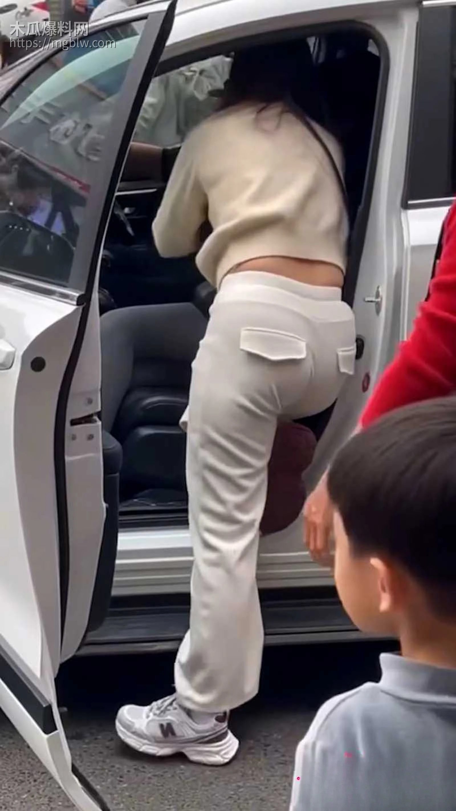 母女联手抓小三 街头堵车  4