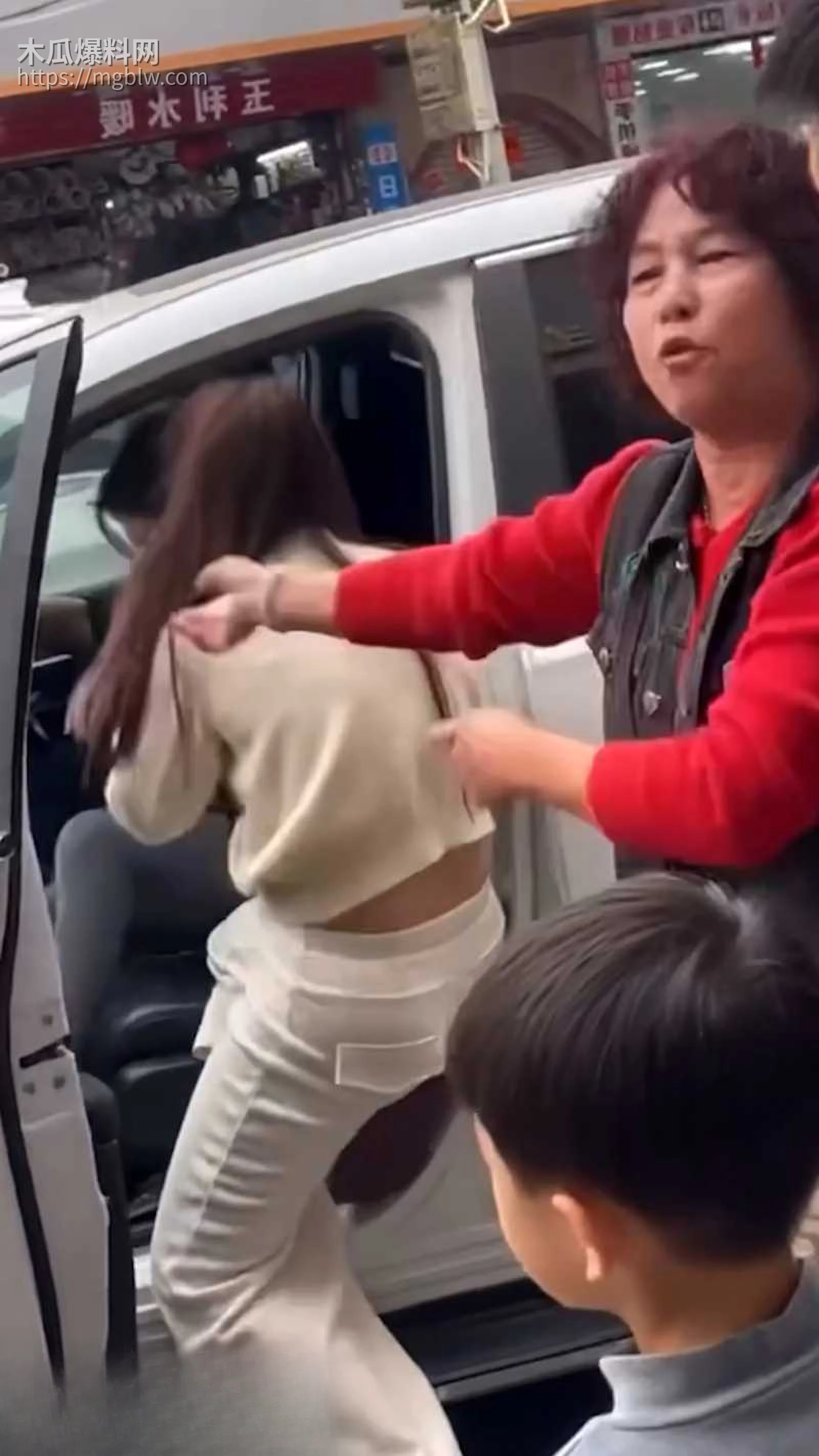 母女联手抓小三 街头堵车  5