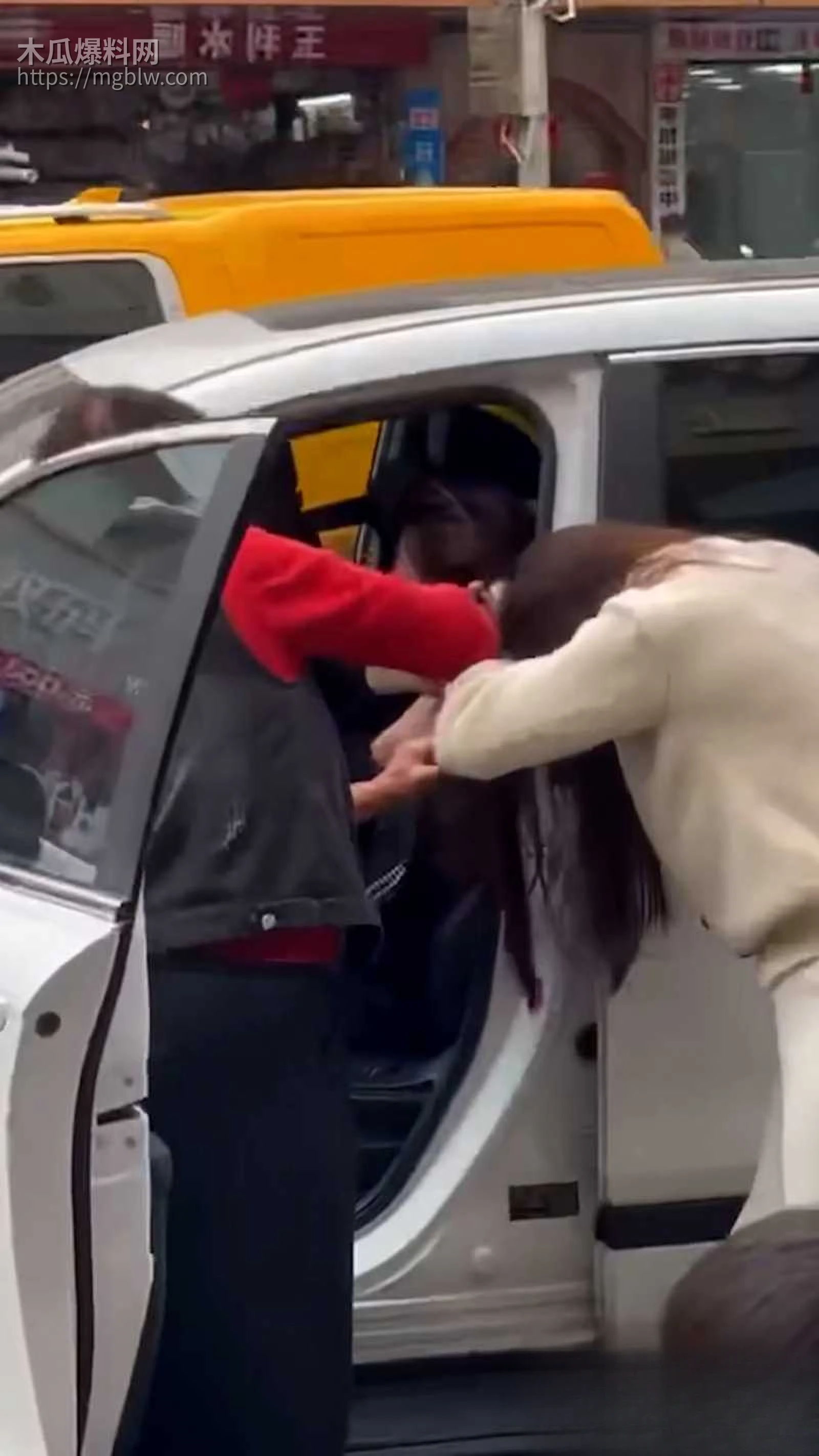 母女联手抓小三 街头堵车  6