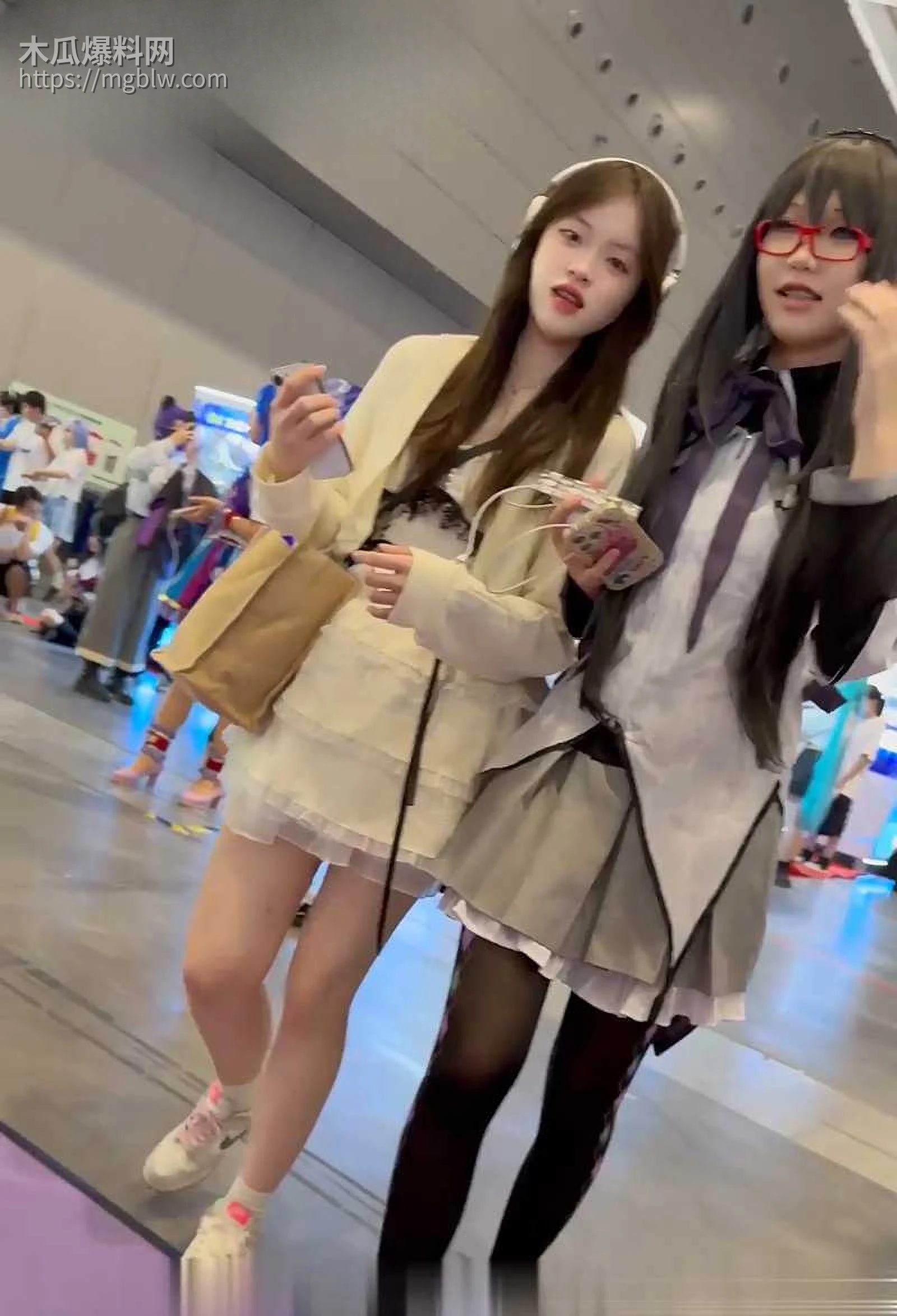 抄底大神KFC抄底顶级无内CD可爱学生妹视频流出3拷贝