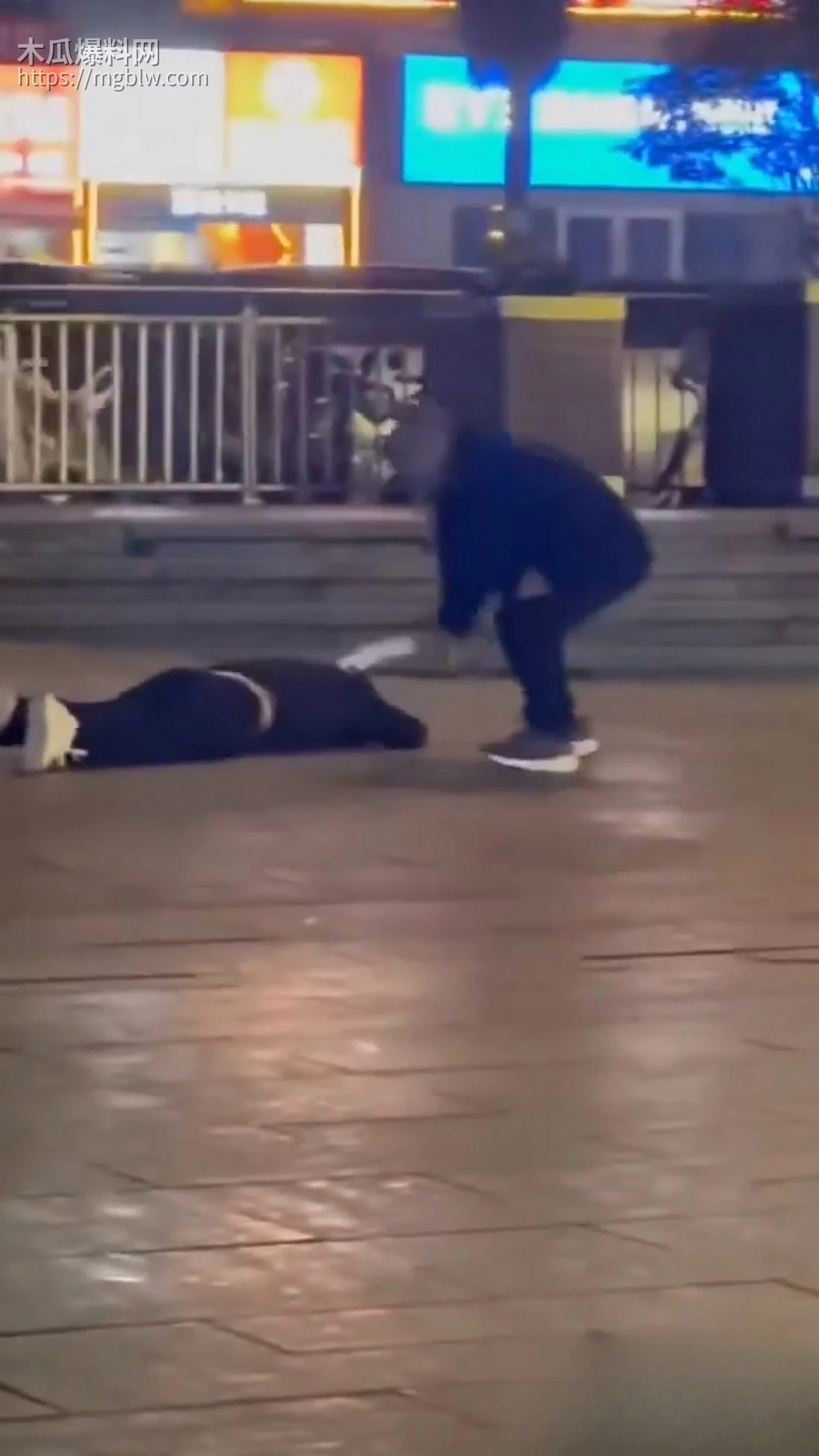 贵阳花果园1号楼下惊魂砍杀 1