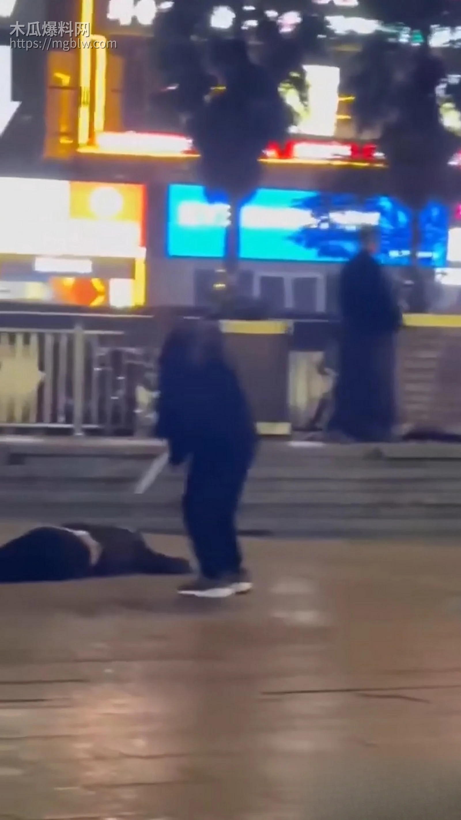 贵阳花果园1号楼下惊魂砍杀 2