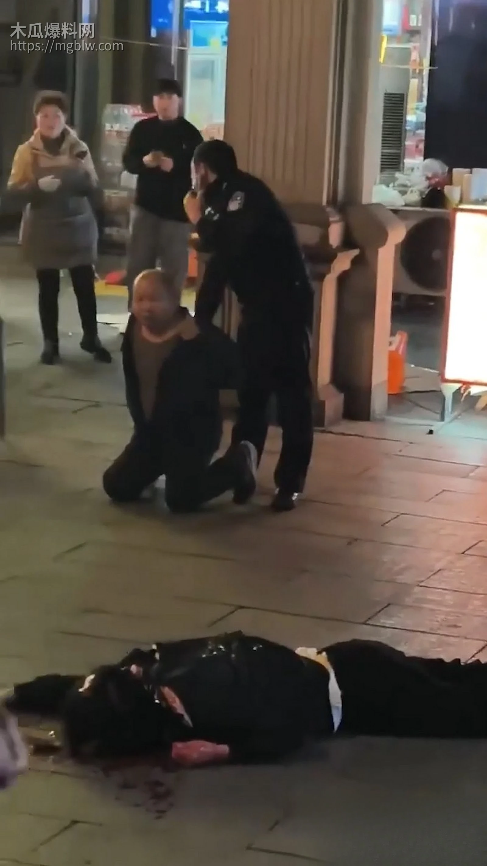 贵阳花果园1号楼下惊魂砍杀 4