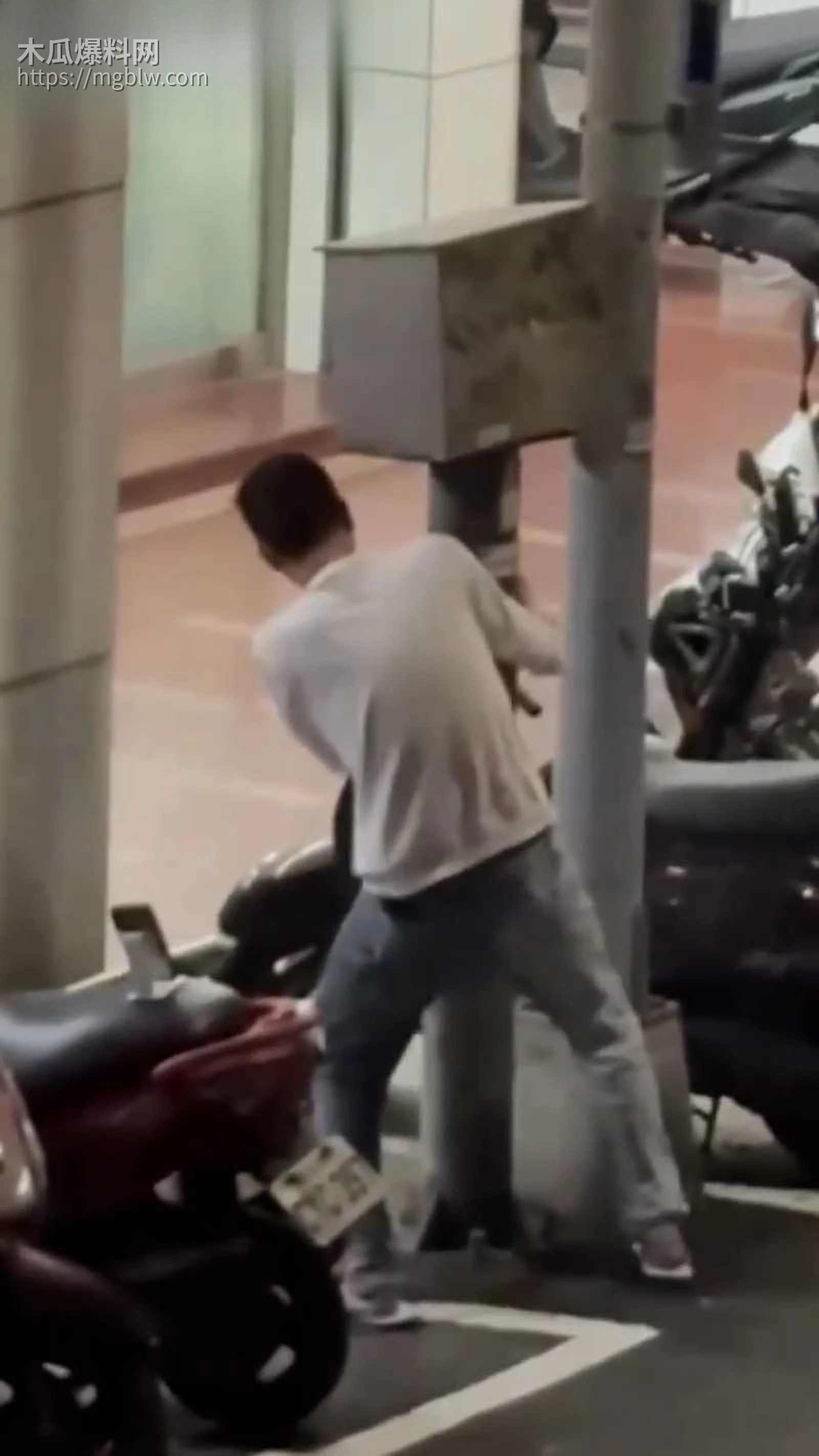 性压抑精神小伙 路边狂日电线杆  3