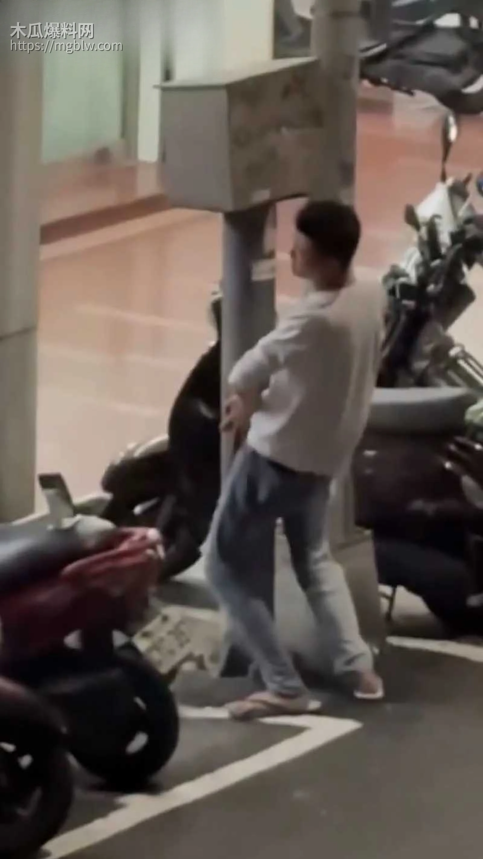 性压抑精神小伙 路边狂日电线杆  4