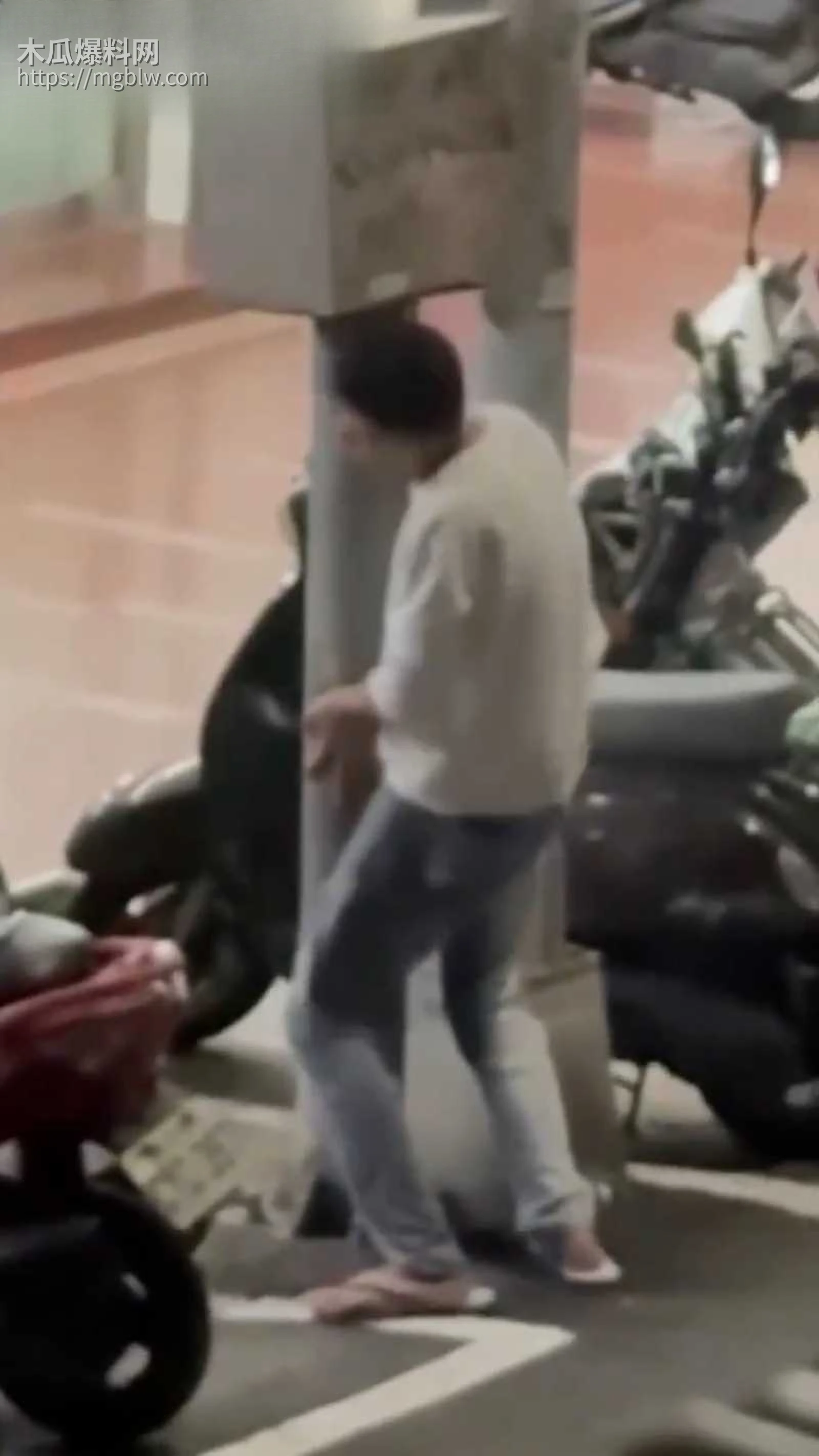 性压抑精神小伙 路边狂日电线杆  5