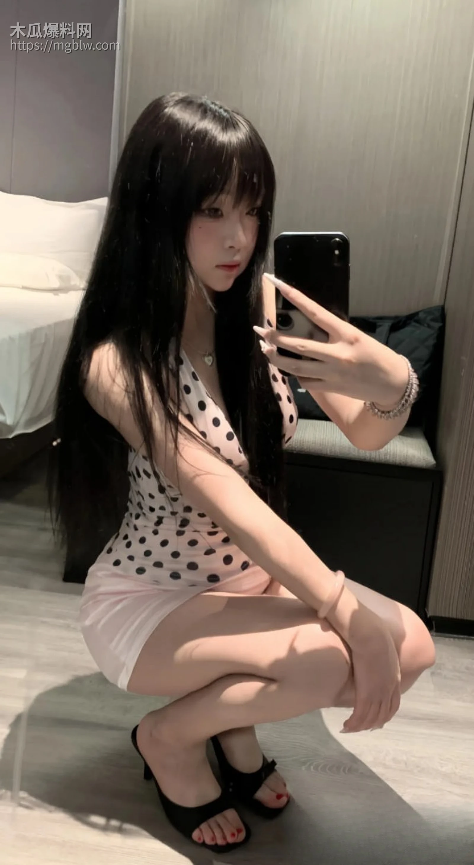 黑产直小姐姐全裸自拍流出  1