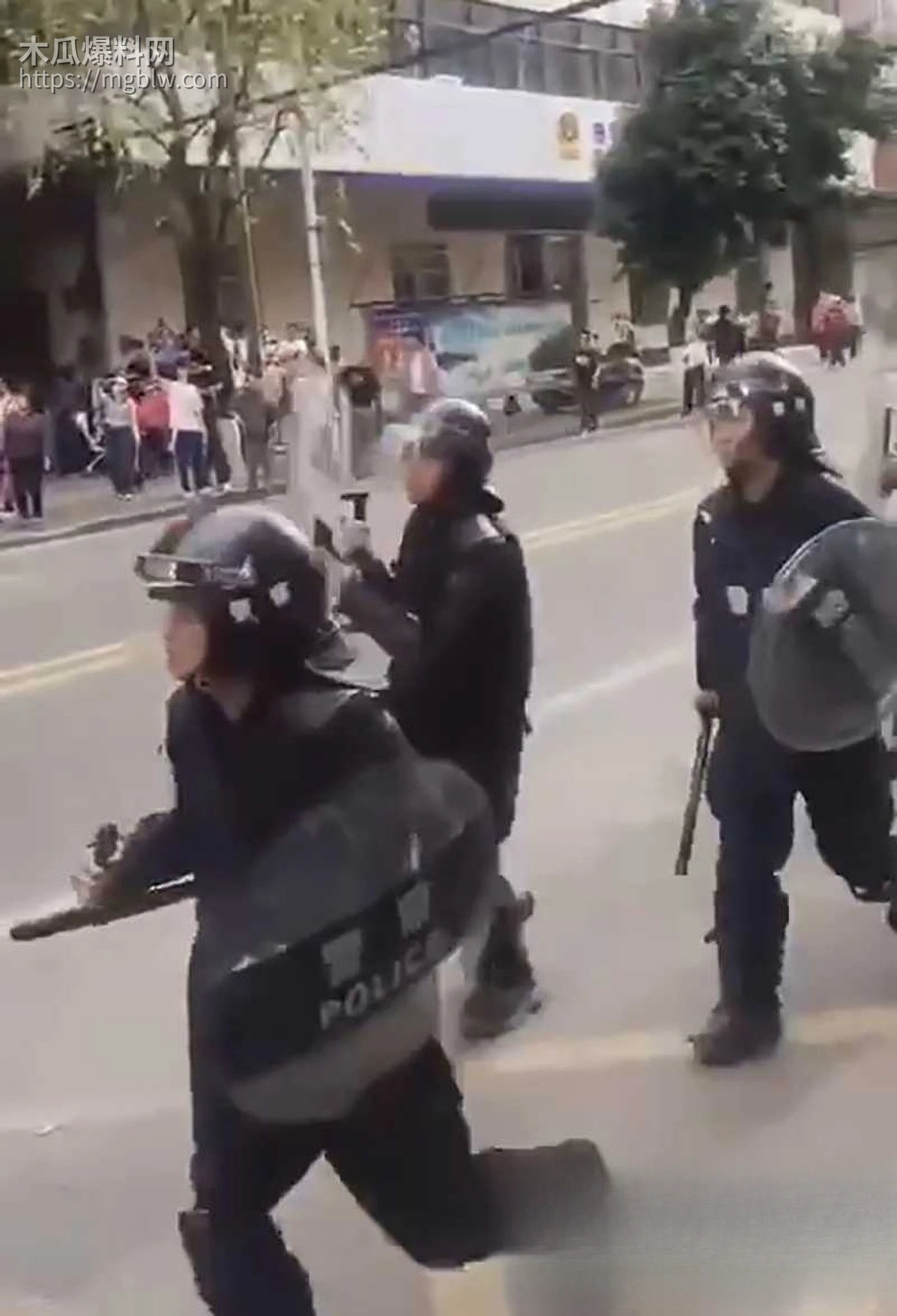 广东茂名信宜市政府强拆征地警民冲突视频流出2拷贝