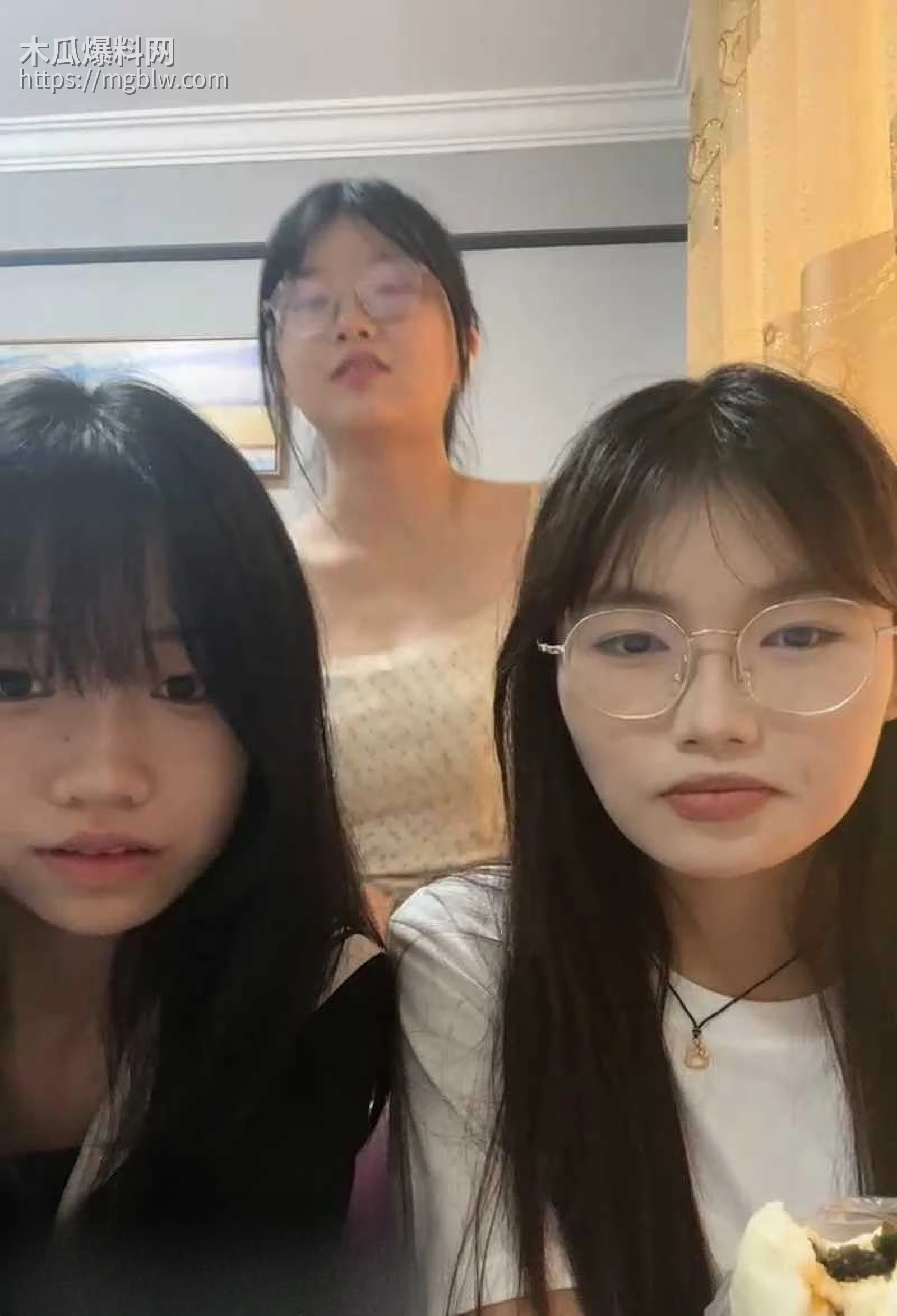 顶级嫩妹网黄困困兔带闺蜜裸播视频流出1拷贝