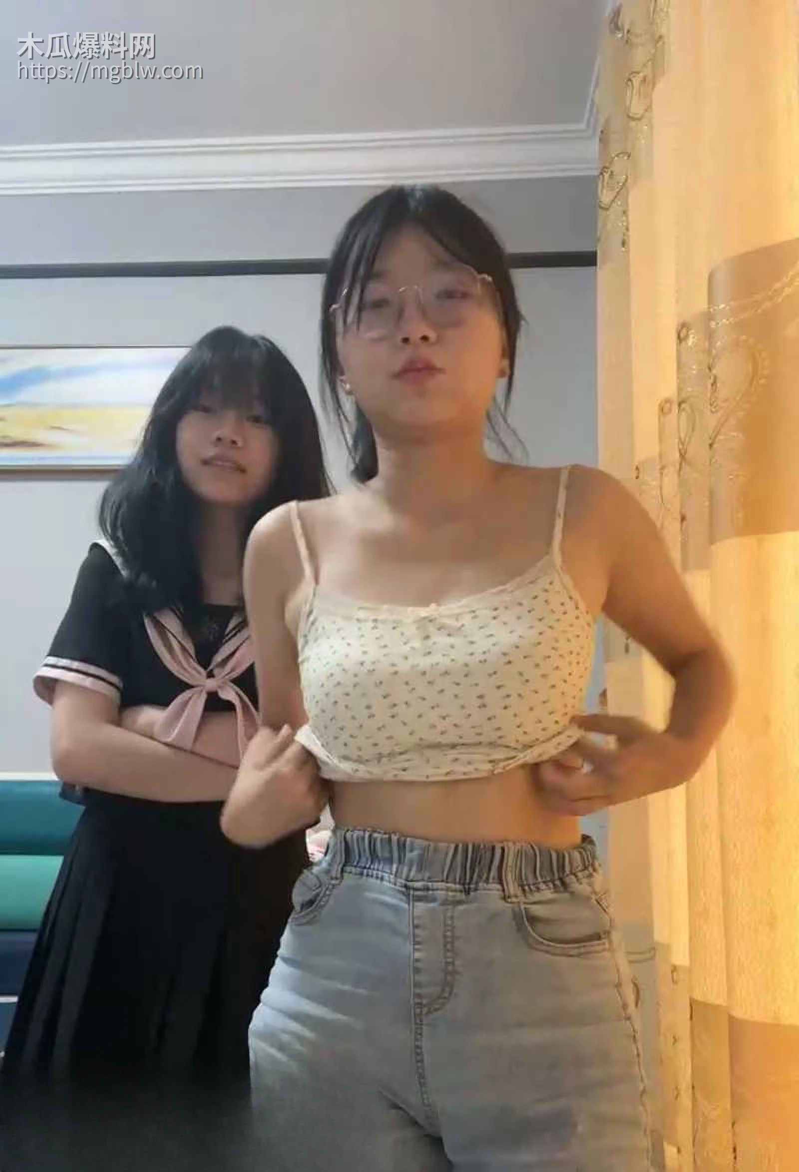 顶级嫩妹网黄困困兔带闺蜜裸播视频流出2拷贝